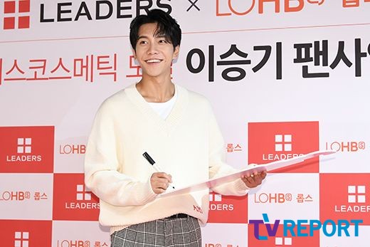 Singer and Actor Lee Seung-gi attends a fan signing ceremony held at the Itaewon-dong Robs Itaewon in Seoul Yongsan District on the afternoon of the 26th.