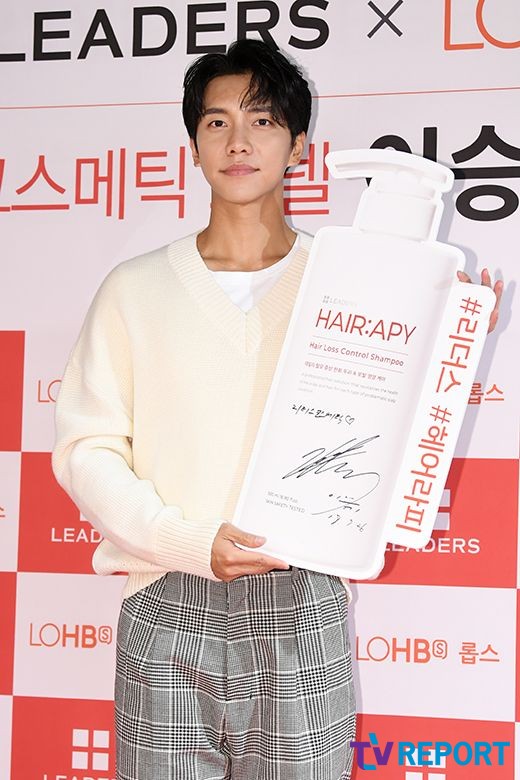 Singer and Actor Lee Seung-gi attends a fan signing ceremony held at the Itaewon-dong Robs Itaewon in Seoul Yongsan District on the afternoon of the 26th.