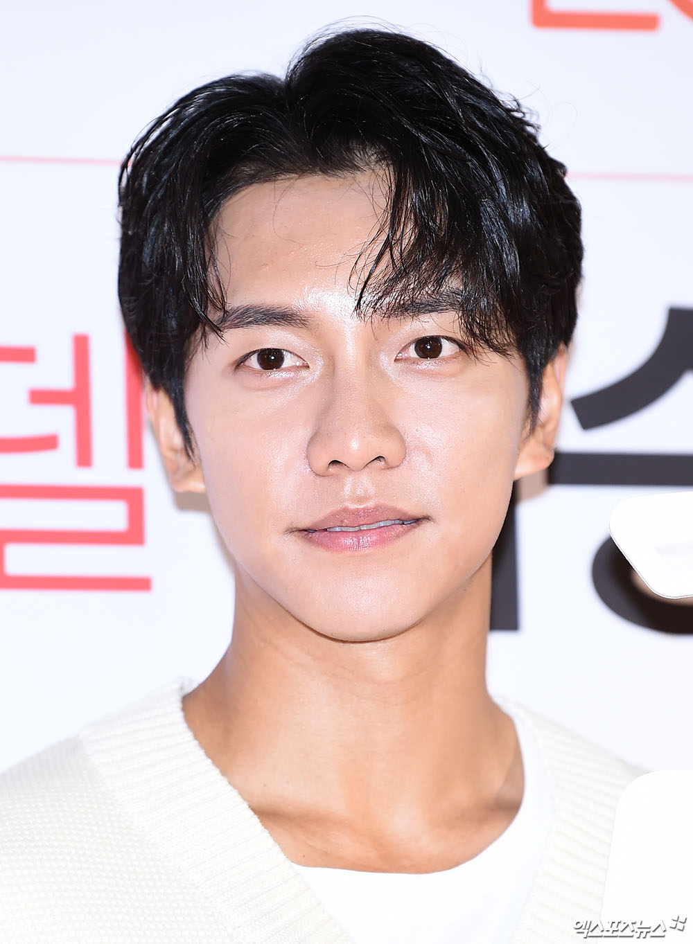 Actor Lee Seung-gi poses at a fan signing event of a more cosmetic brand held at the Itaewon Lops store in Seoul Yongsan District on the afternoon of the 26th.