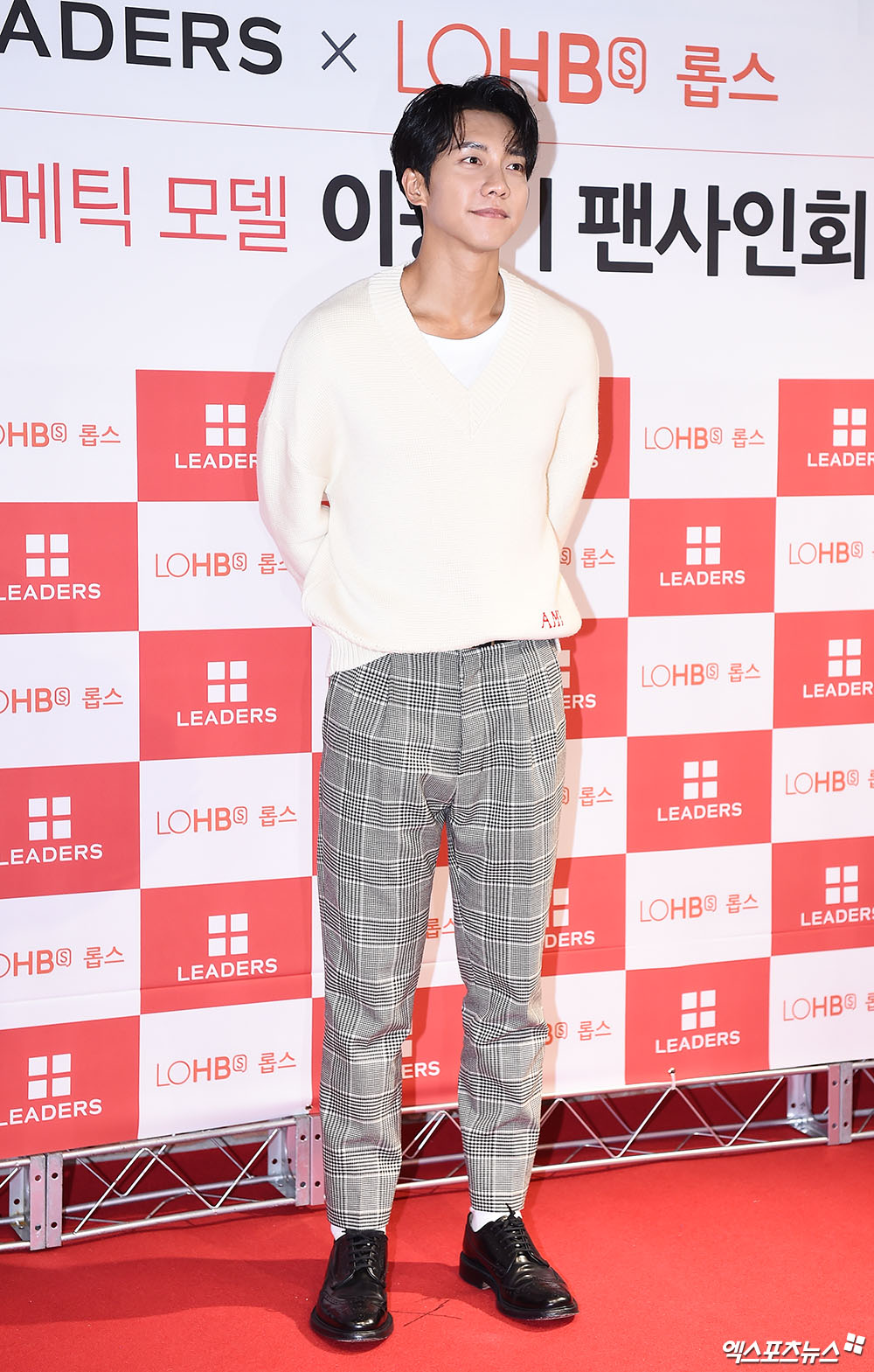 Actor Lee Seung-gi poses at a fan signing event of a more cosmetic brand held at the Itaewon LOHBs store in Seoul Yongsan District on the afternoon of the 26th.