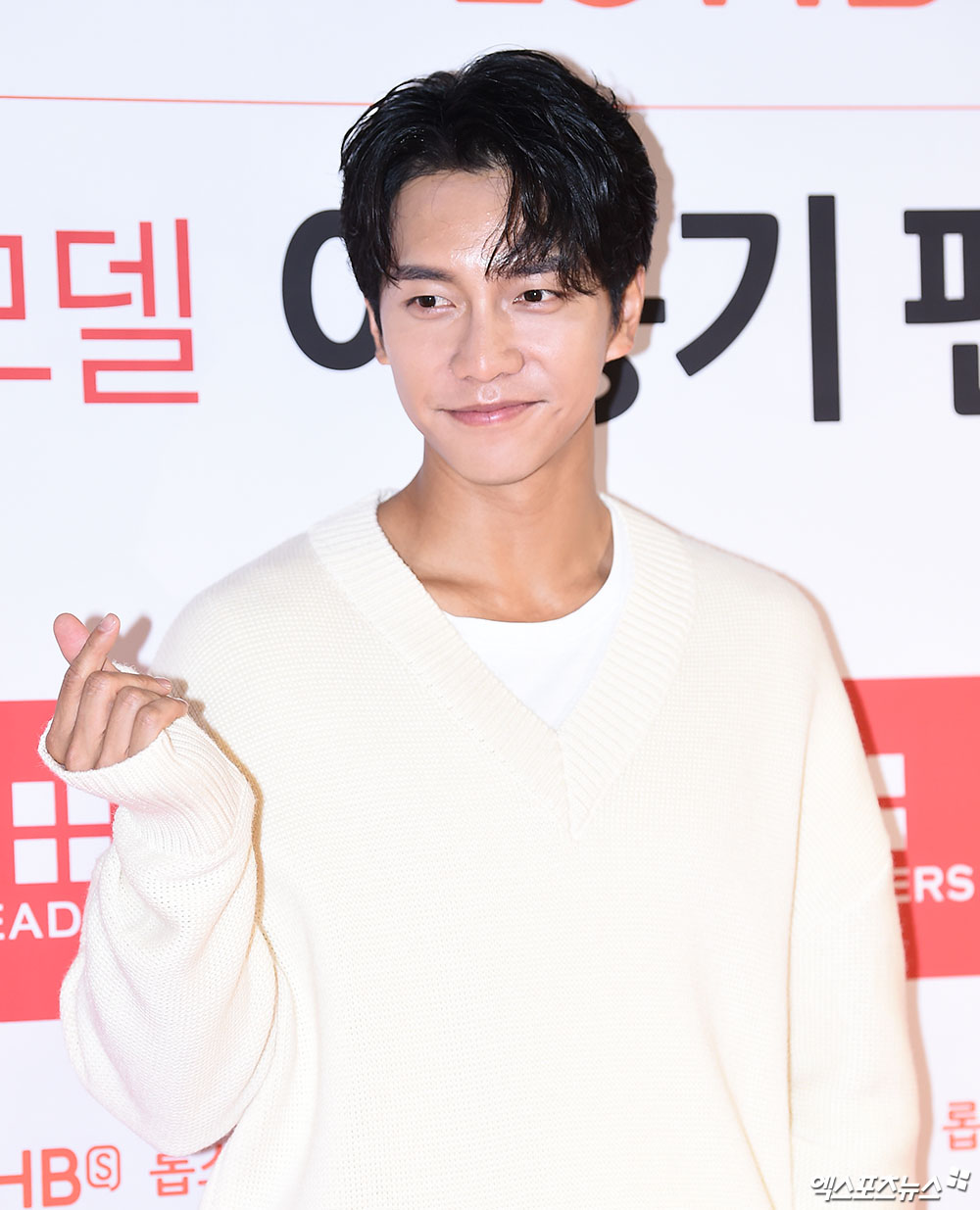 Actor Lee Seung-gi poses at a fan signing event of a more cosmetic brand held at the Itaewon LOHBs store in Seoul Yongsan District on the afternoon of the 26th.