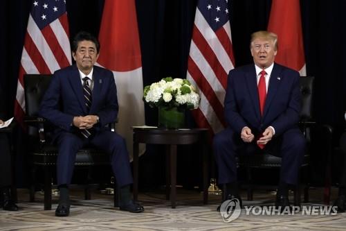 미 뉴욕서 회담하는 트럼프와 아베 (뉴욕 AP=연합뉴스) 도널드 트럼프 미국 대통령(오른쪽)과 아베 신조 일본 총리가 25일(현지 시간) 유엔 총회가 열리고 있는 미 뉴욕의 인터콘티넨털 바클레이 호텔에서 회담하고 있다. ymarshal@yna.co.kr