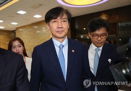 회의장 나서는 조국 장관 (서울=연합뉴스) 김인철 기자 = 조국 법무부 장관이 26일 오후 국회 제1회의장에서 열린 정치 분야 대정부질문이 정회되자 회의장 밖으로 나서고 있다. 2019.9.26 yatoya@yna.co.kr