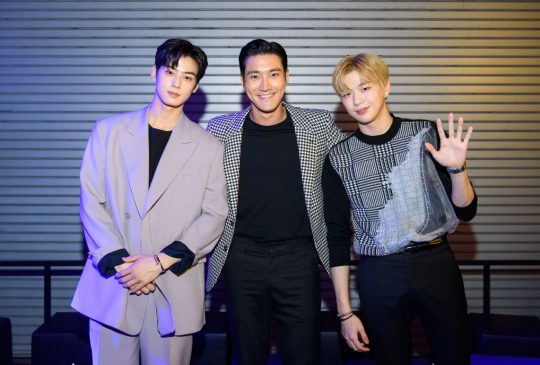 Choi Siwon of Super Junior boasted an extraordinary visual with Cha Eun-woo and Singer Kang Daniel of Astro.Choi Siwon posted a picture on his SNS account on the 27th with an article entitled I enjoyed it with Friend and new Friends I met for a long time.Choi Siwon in the open photo is staring at the camera while standing with a shoulder with Cha Eun-woo and Kang Daniel.The three people showed off their unique fashion sense and created a warm atmosphere. They attended a jewelry brand photo call held in Seongsu-dong, Seoul on the afternoon of the 19th.Super Junior, which Choi Siwon belongs to, will release its ninth regular album Time Sleep on the 14th of next month and enter into official activities.