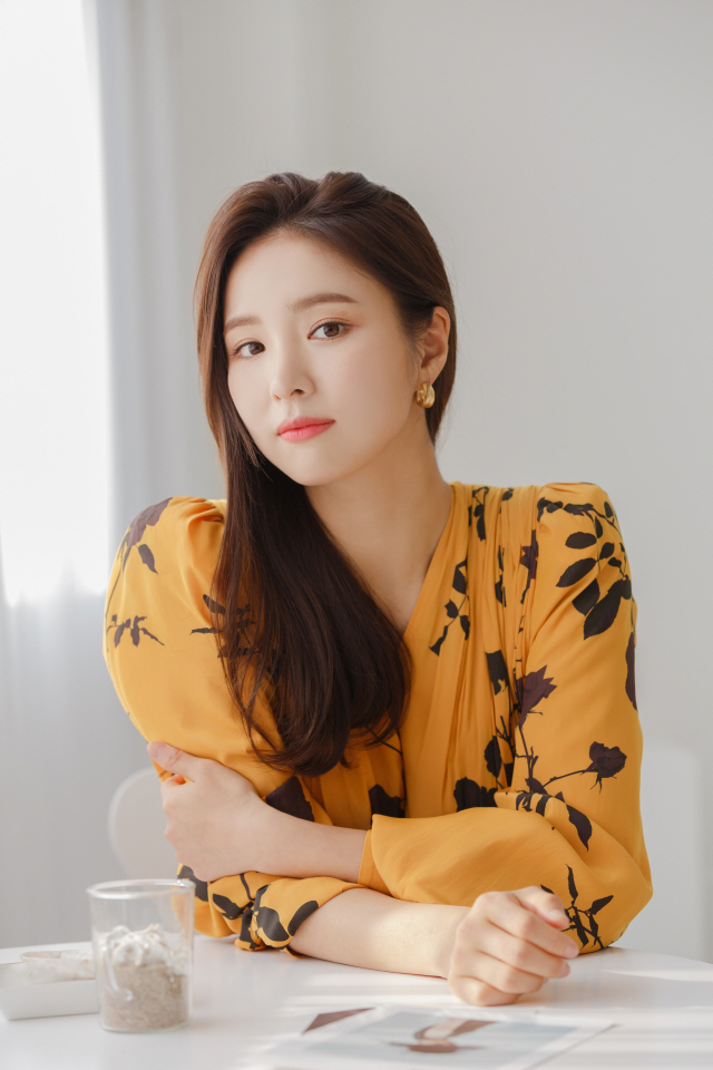 Actor Shin Se-kyung looked back at the drama New Entrepreneur Rookie Historian Goo Hae-ryung which devoted this summer.Fantasy about historical drama and subjective female image, meeting with Cha Eun-woo and Youtuber break without hiding.Shin Se-kyung recently held an interview at a cafe in Nonhyeon-dong, Seoul, to commemorate the end of the New Entrepreneur Rookie Historian Goo Hae-ryung (hereinafter referred to as Rookie Historian Goo Hae-ryung).In Rookie Historian Goo Hae-ryung, which ended on the 26th, Shin Se-kyung performed as Rookie Historian Goo Hae-ryung, a sergeant of the Daewon Daegun Yirim (Cha Eun-woo).Shin Se-kyung is the historical drama of more than three years since Deep Rooted Tree (2011) and Kwon Ryong Lee Narsha (2016).However, Rookie Historian Goo Hae-ryung is different from the previous works where the thick historical events crossed.It is a bright atmosphere with fantasy setting, workplace romance Feelings, and comedy elements.Shin Se-kyung is an innocent drama without forced conflict and violence to borrow his own expression.However, the character of Shin Se-kyungs Rookie Historian Goo Hae-ryung character is a little different.Shin Se-kyung defined the dramas title roll, Rookie Historian Goo Hae-ryung, as a woman who defies the times.In the play, she is the first ever female officer student, full of pride and sense of duty. It is a problematic woman who has to record every move of kings and princes.It is a women working in commuting work in the adjustment of Joseon, and they are dissatisfied with the great army of the world.It was not easy to forget the fixation of the Joseon Dynasty and get into acting. There are not many characters for actresses to stand at the center of historical drama.You either take a full gun like Boone, or you need fantasy elements like Rookie Historian Goo Hae-ryung.I do not necessarily insist on subjective woman, but if I see similar characters in historical drama, it is probably my taste.Many viewers also sympathize with Rookie Historian Goo Hae-ryung. It was the first time I had a work that fit my values ​​like this one.Shin Se-kyung was in close contact with face genius Cha Eun-woo in Rookie Historian Goo Hae-ryung.Although he has gained experience through many web dramas, Best Oriental Medicine (KBS) and My ID is Gangnam Beauty (JTBC), he is still a new actor.Among the fans, there was a mixed opinion with shining beauty and awkward acting. Shin Se-kyung laughed, saying, My beauty was really shining. Fresh youth! There is nothing more to add.Irim, played by Cha Eun-woo, is at the center of a heavy story in the play, including the secret of birth and the abandoned king of the Sun.It was a cast that was just right to show off the unspoiled side. Its not about practicing. Feelings? Real character.I was friendly, so I came first, and I was close to everyone in the field. Shin Se-kyung has expressed his special affection for people with the space of presbytery several times.As for the actors who were together with the new employee motive, he laughed, It was like a real company motive.Unlike the character, it is a high tension of Jangku (playful) itself, explained Park Ji-hyun, a cadet of Lee Jin (Park Ki-woong).Rookie Historian Goo Hae-ryung started filming this spring, finishing all the schedule last week; Shin Se-kyung is the drama that devoted all summer to this year.Unlike Narsha or Deep Rooted Tree, which were filmed in autumn and winter, respectively, there was difficulty in realistic shooting environment.I dont think well do any summer dramas. Weve just come up from the ground, so theres nowhere to avoid it.It was harder than shooting with ice in my mouth because of the breath in winter, but the historical drama has the power to keep me going. Rookie Historian Goo Hae-ryung was followed by a smooth shooting with 52 hours a week.At the time of the interview, Shin Se-kyung was resting and waiting for the last two broadcasts. It is a rare experience for Shin Se-kyung.Its often aired the next day after shooting, and when that happens, theres a lot more time to live as a character than a modern life, so Im focused well, and Im busy spitting out lines that are crumpled into my head.It is a strange experience to wait for the camp comfortably. Shin Se-kyung opened a YouTube channel last October and has released videos of cooking, traveling and daily life with his dog. The number of subscribers is 660,000.Uploads were suspended during filming of Rookie Historian Goo Hae-ryung - a reason many fans expect a break.Restroom content? Of course Im thinking. Im Creator Shin Se-kyung. You bought a laptop for YouTube?I also applied for Silver Button (according to more than 100,000 subscribers). Shin Se-kyung started YouTube by shooting TVN Pocha without Borders, which he wanted to leave his cooking and process as a video, not a photo.Therefore, the core content of Creator Shin Se-kyung is cooking.From kimchi and squid sundae to fresh cream scones, cream cheese muffins, and paeya, Korean food and style, dessert and main dishes are outstanding.However, Shin Se-kyung said, I applied for settlement, but it seems that it is not a goose that gives birth to golden eggs. I want to write a profit like Kim Na Young.YouTube is good to be able to see it anywhere. Its good to communicate with fans, and we want to boast about our puppies. Video editing is YouTube.Its still inexperienced, so its a level of cutting and attaching, its so hard to put subtitles on, so Ill say the least.Shin Se-kyung does filming and editing himself; he doesnt intend to save an editor, as he thinks YouTube is a means of expression as an actor.Shin Se-kyung said, I am willing to appear, but I should not abuse my hobbies or interests. He asserted that songs are not capable of boasting.What is the resting content that Creator Shin Se-kyung dreams of?Grandmas Boys house. I want to have a kimchi scene. Grandmas Boy makes salted fish, blue-and-white.Im going to eat meat on the outside. If possible, Id like to open it to YouTube.