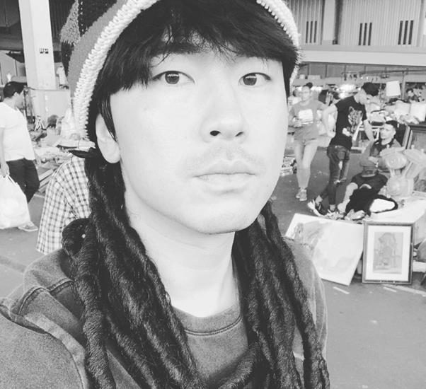 Actor Lee Si-eon transforms into shocking reggae Hair styleLee Si-eon posted a picture on his SNS on the 26th with an article entitled 38 years of Legee Legee Legee life. # Lee Si-eon # Legee Legee Legee life. Where are you?Lee Si-eon in the public photo is staring at the camera with a knit hat while hanging a long reggae hair under the existing short hair.Whether the reggae Hair is part of the accessory attached to the hat or the surprise Hair style change of Lee Si-eon is not accurate, but it is eye-catching that it is combined with Lee Si-eon without any sense of heterogeneity.Meanwhile, Lee Si-eon has recently been working as a woof in MBC I Live Alone.