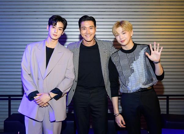 Singers Choi Siwon, Cha Eun-woo and Kang Daniel met.Choi One told his SNS on the 27th, Friend I met for a long time and with new friends.I enjoyed it. And posted a three-shot photo with Cha Eun-woo and Kang Daniel.In the photo, Choi Siwon, Cha Eun-woo, and Kang Daniel are standing side by side smiling, and their handsome looks at a brand event capture their attention.Especially, Choi One, Cha Eun-woo, and Kang Daniel are attracting the attention of many fans and netizens because they are a combination of three male idol stars who can be called face genius in the music industry.On the other hand, Choi One, Cha Eun-woo and Kang Daniel are active.Choi One is preparing for a group comeback of Super Junior in October, Cha Eun-woo has successfully completed the MBC drama New Entrepreneur, and Kang Daniel is in the midst of solo activities such as starting recruiting fan clubs.