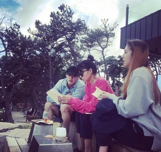 Actor Gong Hyo-jin has released a photo of him practicing script with Kang Ha-neul.On the 27th, Gong Hyo-jin released a picture on his SNS with an article entitled Practice of time to relax, pretend to work very hard.In the photo, Gong Hyo-jin is sitting side by side with Kang Ha-neul and is raising his mind to script practice.The two chemistry, which stands out not only in the drama but also in reality, attracts attention.On the other hand, Gong Hyo-jin is currently appearing on KBS2 drama Celestine Flowers.