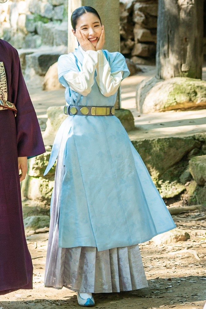 The new officer, Na Hae-ryung, came to an end.Starting with the emergence of Ada Lovelace Koo, who broke the stereotype of female characters in historical dramas, the true growth of characters in the drama and the perfect ensemble of all staffs captured the new paradigm of historical drama, Jessie, and the viewers hearts, and gained the beauty of the drama.MBC drama Na Hae-ryung (played by Kim Ho-su / directed by Kang Il-su, Han Hyun-hee / produced by Chorokbaem Media) was the first problematic Ada Lovelace () in Joseon, Na Hae-ryung (Shin Se-kyung) and the anti-war mother Solo Prince Lee Rim (Cha Eun-woo) Phil Full Romance Annals.Park Ki-woong, Lee Ji-hoon, Park Ji-hyun and other young actors such as Kim Yeo-jin, Kim Min-Sang, Choi Deok-moon, and Sung Ji-ru are all out.In the final episode broadcast on the 26th, Na Hae-ryung and Irim, who correct the wrong past 20 years ago, were drawn.Lee Tae (Kim Min-Sang) of Hamyoung-gun, Hyunwang, held a banquet to show off his own goodness, and at this time Koo Jae-kyung (Fairy Hwan) confessed that he forged the letter of King Jong-ju Lee (Yoon Jong-hoon) 20 years ago.Lee Lim appeared and revealed that he was the enemy of the lungs, and the officers including Na Hae-ryung did not put a brush to the end and did their best.Lee Jin also joined with them and eventually turned the mind of Ham Young-gun.Three years later, Na Hae-ryung, who was promoted to nine pieces from Kwonji and went to work as a military officer, gave up Wang Yu, and Lee Jin, who is walking on the path of a true monarch, gave a happy ending.I have examined what the new employee, Na Hae-ryung, left behind.The appearance of Ada Lovelace Na Hae-ryung! Vision of a female character in a historical drama JessieNa Hae-ryung appeared, and with his familys wedding date and his paws, he ran to the star market of Ada Lovelace, where he became Ada Lovelace.Since then, she has been keenly capturing various corruptions of the palace and has not been able to overturn the temple.Na Hae-ryung later refused to belong to anyone, saying that he did not want to live as a couple in the rites for the rest of his life to Lee, who wanted to be his wife.Lee Lee-rim begged her to abandon her position as a large army, but her position was stubborn.Na Hae-ryungs subjective aspect of life, which is determined by his own will, was revealed at the end.It was not a woman who was a wife and mother of someone but a person who kept his identity as Ada Lovelace.Na Hae-ryung, who behaved with my beliefs and values from the first appearance to the last, was not a foul but a dignified figure, which Jessie presented a new vision of a female character in the historical drama.2 19th Century Chosun - The message that echoed the present of the 21st century! Courage to correct the wrong!Na Hae-ryung did not tolerate; in the Joseon Dynasty, when the kings words were soon the law, Na Hae-ryung surprised everyone by telling them proudly that even a king could be wrong.The same is true of Kim Il-moks death, even though she knew that her appeal could shake Wang Yu, she showed courage to act according to her conviction.And her courage moved many peoples hearts: Irim, who had been hated by Hamyoung-gun since birth and lived in the melted hall, met her and went to the world.He was the first to tremble at the call of Hamyoung, and he grew up with a great deal of publicity that he was the enemy of the king.Prince Lee Jin (Park Ki-woong) also tried to correct the past 20 years ago, joining Na Hae-ryung and Irim, despite losing everything of his own.As a result, those who made mistakes 20 years ago were punished.Na Hae-ryungs courage to shout out loud without seeing the wrong thing gave a great echo not only in the 19th century Joseon but also in the 21st century.3 Actor X Writer X Director and viewers! Perfect ensemble!The new employee, Na Hae-ryung, started with a big topic of meeting Shin Se-kyung - Cha Eun-woo.Shin Se-kyung, who transformed into the first Ada Lovelace in Korea, expressed his deep affection for the character and expressed Na Hae-ryungs narrative delicately and deeply.Cha Eun-woo also calmly depicted the process of Lee Lims growth from Prince who does not know the face of the Green Party to Dowon Daegun Lee.Especially, the visuals filled with the excitement of the two people gave a great pleasure to viewers by spewing unprecedented chemistry.Park Ki-woong, Kim Yeo-jin, Kim Min-Sang, Choi Deok-moon, and Sung Ji-ru, who have put the center of the drama in deep depth, and Lee Ji-hoon, Park Ji-hyun, Lee Ye-rim and Jang Yoo-bin,In addition, applause is being poured on Kim Ho-soo, who has released a novel material called Ada Lovelace, and Kang Il-soo and Han Hyun-hee, who have realized it on the screen.Above all, the success of the four-month long period was the power of viewers.Former staff members of the new employee Na Hae-ryung also thanked viewers for joining them from the beginning to the end.The synergy of actors, writers, directors and viewers inside and outside the CRT doubled the meaning of the drama.The new cadet, Na Hae-ryung, which started hot as the midsummer sun on July 17, opened a new horizon for historical dramas with the hot performances of Shin Se-kyung, Cha Eun-woo, and Park Ki-woong, and the story and production of the hearts of viewers.iMBC  Photo Chorokbaem Media