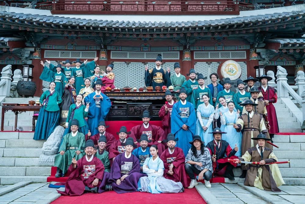 The new officer, Na Hae-ryung, came to an end.Starting with the emergence of Ada Lovelace Koo, who broke the stereotype of female characters in historical dramas, the true growth of characters in the drama and the perfect ensemble of all staffs captured the new paradigm of historical drama, Jessie, and the viewers hearts, and gained the beauty of the drama.MBC drama Na Hae-ryung (played by Kim Ho-su / directed by Kang Il-su, Han Hyun-hee / produced by Chorokbaem Media) was the first problematic Ada Lovelace () in Joseon, Na Hae-ryung (Shin Se-kyung) and the anti-war mother Solo Prince Lee Rim (Cha Eun-woo) Phil Full Romance Annals.Park Ki-woong, Lee Ji-hoon, Park Ji-hyun and other young actors such as Kim Yeo-jin, Kim Min-Sang, Choi Deok-moon, and Sung Ji-ru are all out.In the final episode broadcast on the 26th, Na Hae-ryung and Irim, who correct the wrong past 20 years ago, were drawn.Lee Tae (Kim Min-Sang) of Hamyoung-gun, Hyunwang, held a banquet to show off his own goodness, and at this time Koo Jae-kyung (Fairy Hwan) confessed that he forged the letter of King Jong-ju Lee (Yoon Jong-hoon) 20 years ago.Lee Lim appeared and revealed that he was the enemy of the lungs, and the officers including Na Hae-ryung did not put a brush to the end and did their best.Lee Jin also joined with them and eventually turned the mind of Ham Young-gun.Three years later, Na Hae-ryung, who was promoted to nine pieces from Kwonji and went to work as a military officer, gave up Wang Yu, and Lee Jin, who is walking on the path of a true monarch, gave a happy ending.I have examined what the new employee, Na Hae-ryung, left behind.The appearance of Ada Lovelace Na Hae-ryung! Vision of a female character in a historical drama JessieNa Hae-ryung appeared, and with his familys wedding date and his paws, he ran to the star market of Ada Lovelace, where he became Ada Lovelace.Since then, she has been keenly capturing various corruptions of the palace and has not been able to overturn the temple.Na Hae-ryung later refused to belong to anyone, saying that he did not want to live as a couple in the rites for the rest of his life to Lee, who wanted to be his wife.Lee Lee-rim begged her to abandon her position as a large army, but her position was stubborn.Na Hae-ryungs subjective aspect of life, which is determined by his own will, was revealed at the end.It was not a woman who was a wife and mother of someone but a person who kept his identity as Ada Lovelace.Na Hae-ryung, who behaved with my beliefs and values from the first appearance to the last, was not a foul but a dignified figure, which Jessie presented a new vision of a female character in the historical drama.2 19th Century Chosun - The message that echoed the present of the 21st century! Courage to correct the wrong!Na Hae-ryung did not tolerate; in the Joseon Dynasty, when the kings words were soon the law, Na Hae-ryung surprised everyone by telling them proudly that even a king could be wrong.The same is true of Kim Il-moks death, even though she knew that her appeal could shake Wang Yu, she showed courage to act according to her conviction.And her courage moved many peoples hearts: Irim, who had been hated by Hamyoung-gun since birth and lived in the melted hall, met her and went to the world.He was the first to tremble at the call of Hamyoung, and he grew up with a great deal of publicity that he was the enemy of the king.Prince Lee Jin (Park Ki-woong) also tried to correct the past 20 years ago, joining Na Hae-ryung and Irim, despite losing everything of his own.As a result, those who made mistakes 20 years ago were punished.Na Hae-ryungs courage to shout out loud without seeing the wrong thing gave a great echo not only in the 19th century Joseon but also in the 21st century.3 Actor X Writer X Director and viewers! Perfect ensemble!The new employee, Na Hae-ryung, started with a big topic of meeting Shin Se-kyung - Cha Eun-woo.Shin Se-kyung, who transformed into the first Ada Lovelace in Korea, expressed his deep affection for the character and expressed Na Hae-ryungs narrative delicately and deeply.Cha Eun-woo also calmly depicted the process of Lee Lims growth from Prince who does not know the face of the Green Party to Dowon Daegun Lee.Especially, the visuals filled with the excitement of the two people gave a great pleasure to viewers by spewing unprecedented chemistry.Park Ki-woong, Kim Yeo-jin, Kim Min-Sang, Choi Deok-moon, and Sung Ji-ru, who have put the center of the drama in deep depth, and Lee Ji-hoon, Park Ji-hyun, Lee Ye-rim and Jang Yoo-bin,In addition, applause is being poured on Kim Ho-soo, who has released a novel material called Ada Lovelace, and Kang Il-soo and Han Hyun-hee, who have realized it on the screen.Above all, the success of the four-month long period was the power of viewers.Former staff members of the new employee Na Hae-ryung also thanked viewers for joining them from the beginning to the end.The synergy of actors, writers, directors and viewers inside and outside the CRT doubled the meaning of the drama.The new cadet, Na Hae-ryung, which started hot as the midsummer sun on July 17, opened a new horizon for historical dramas with the hot performances of Shin Se-kyung, Cha Eun-woo, and Park Ki-woong, and the story and production of the hearts of viewers.iMBC  Photo Chorokbaem Media