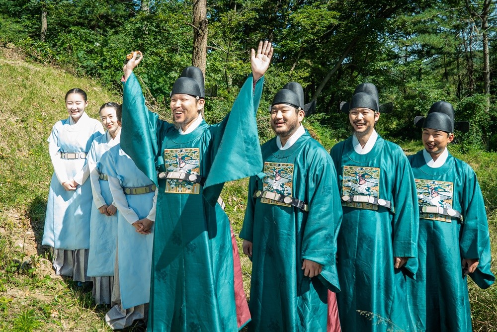 The new officer, Na Hae-ryung, came to an end.Starting with the emergence of Ada Lovelace Koo, who broke the stereotype of female characters in historical dramas, the true growth of characters in the drama and the perfect ensemble of all staffs captured the new paradigm of historical drama, Jessie, and the viewers hearts, and gained the beauty of the drama.MBC drama Na Hae-ryung (played by Kim Ho-su / directed by Kang Il-su, Han Hyun-hee / produced by Chorokbaem Media) was the first problematic Ada Lovelace () in Joseon, Na Hae-ryung (Shin Se-kyung) and the anti-war mother Solo Prince Lee Rim (Cha Eun-woo) Phil Full Romance Annals.Park Ki-woong, Lee Ji-hoon, Park Ji-hyun and other young actors such as Kim Yeo-jin, Kim Min-Sang, Choi Deok-moon, and Sung Ji-ru are all out.In the final episode broadcast on the 26th, Na Hae-ryung and Irim, who correct the wrong past 20 years ago, were drawn.Lee Tae (Kim Min-Sang) of Hamyoung-gun, Hyunwang, held a banquet to show off his own goodness, and at this time Koo Jae-kyung (Fairy Hwan) confessed that he forged the letter of King Jong-ju Lee (Yoon Jong-hoon) 20 years ago.Lee Lim appeared and revealed that he was the enemy of the lungs, and the officers including Na Hae-ryung did not put a brush to the end and did their best.Lee Jin also joined with them and eventually turned the mind of Ham Young-gun.Three years later, Na Hae-ryung, who was promoted to nine pieces from Kwonji and went to work as a military officer, gave up Wang Yu, and Lee Jin, who is walking on the path of a true monarch, gave a happy ending.I have examined what the new employee, Na Hae-ryung, left behind.The appearance of Ada Lovelace Na Hae-ryung! Vision of a female character in a historical drama JessieNa Hae-ryung appeared, and with his familys wedding date and his paws, he ran to the star market of Ada Lovelace, where he became Ada Lovelace.Since then, she has been keenly capturing various corruptions of the palace and has not been able to overturn the temple.Na Hae-ryung later refused to belong to anyone, saying that he did not want to live as a couple in the rites for the rest of his life to Lee, who wanted to be his wife.Lee Lee-rim begged her to abandon her position as a large army, but her position was stubborn.Na Hae-ryungs subjective aspect of life, which is determined by his own will, was revealed at the end.It was not a woman who was a wife and mother of someone but a person who kept his identity as Ada Lovelace.Na Hae-ryung, who behaved with my beliefs and values from the first appearance to the last, was not a foul but a dignified figure, which Jessie presented a new vision of a female character in the historical drama.2 19th Century Chosun - The message that echoed the present of the 21st century! Courage to correct the wrong!Na Hae-ryung did not tolerate; in the Joseon Dynasty, when the kings words were soon the law, Na Hae-ryung surprised everyone by telling them proudly that even a king could be wrong.The same is true of Kim Il-moks death, even though she knew that her appeal could shake Wang Yu, she showed courage to act according to her conviction.And her courage moved many peoples hearts: Irim, who had been hated by Hamyoung-gun since birth and lived in the melted hall, met her and went to the world.He was the first to tremble at the call of Hamyoung, and he grew up with a great deal of publicity that he was the enemy of the king.Prince Lee Jin (Park Ki-woong) also tried to correct the past 20 years ago, joining Na Hae-ryung and Irim, despite losing everything of his own.As a result, those who made mistakes 20 years ago were punished.Na Hae-ryungs courage to shout out loud without seeing the wrong thing gave a great echo not only in the 19th century Joseon but also in the 21st century.3 Actor X Writer X Director and viewers! Perfect ensemble!The new employee, Na Hae-ryung, started with a big topic of meeting Shin Se-kyung - Cha Eun-woo.Shin Se-kyung, who transformed into the first Ada Lovelace in Korea, expressed his deep affection for the character and expressed Na Hae-ryungs narrative delicately and deeply.Cha Eun-woo also calmly depicted the process of Lee Lims growth from Prince who does not know the face of the Green Party to Dowon Daegun Lee.Especially, the visuals filled with the excitement of the two people gave a great pleasure to viewers by spewing unprecedented chemistry.Park Ki-woong, Kim Yeo-jin, Kim Min-Sang, Choi Deok-moon, and Sung Ji-ru, who have put the center of the drama in deep depth, and Lee Ji-hoon, Park Ji-hyun, Lee Ye-rim and Jang Yoo-bin,In addition, applause is being poured on Kim Ho-soo, who has released a novel material called Ada Lovelace, and Kang Il-soo and Han Hyun-hee, who have realized it on the screen.Above all, the success of the four-month long period was the power of viewers.Former staff members of the new employee Na Hae-ryung also thanked viewers for joining them from the beginning to the end.The synergy of actors, writers, directors and viewers inside and outside the CRT doubled the meaning of the drama.The new cadet, Na Hae-ryung, which started hot as the midsummer sun on July 17, opened a new horizon for historical dramas with the hot performances of Shin Se-kyung, Cha Eun-woo, and Park Ki-woong, and the story and production of the hearts of viewers.iMBC  Photo Chorokbaem Media