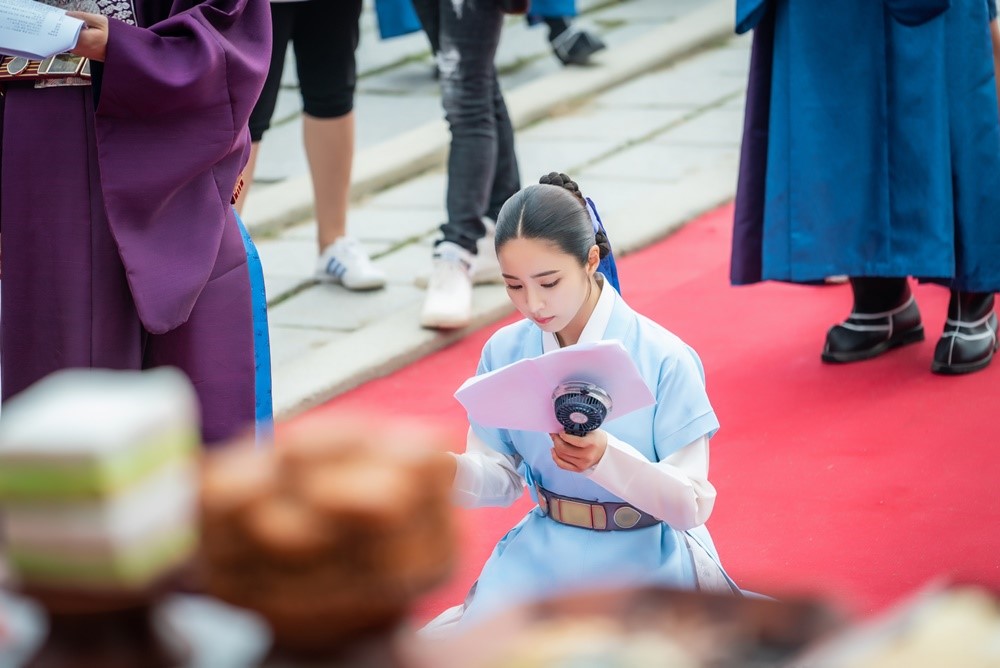 The new officer, Na Hae-ryung, came to an end.Starting with the emergence of Ada Lovelace Koo, who broke the stereotype of female characters in historical dramas, the true growth of characters in the drama and the perfect ensemble of all staffs captured the new paradigm of historical drama, Jessie, and the viewers hearts, and gained the beauty of the drama.MBC drama Na Hae-ryung (played by Kim Ho-su / directed by Kang Il-su, Han Hyun-hee / produced by Chorokbaem Media) was the first problematic Ada Lovelace () in Joseon, Na Hae-ryung (Shin Se-kyung) and the anti-war mother Solo Prince Lee Rim (Cha Eun-woo) Phil Full Romance Annals.Park Ki-woong, Lee Ji-hoon, Park Ji-hyun and other young actors such as Kim Yeo-jin, Kim Min-Sang, Choi Deok-moon, and Sung Ji-ru are all out.In the final episode broadcast on the 26th, Na Hae-ryung and Irim, who correct the wrong past 20 years ago, were drawn.Lee Tae (Kim Min-Sang) of Hamyoung-gun, Hyunwang, held a banquet to show off his own goodness, and at this time Koo Jae-kyung (Fairy Hwan) confessed that he forged the letter of King Jong-ju Lee (Yoon Jong-hoon) 20 years ago.Lee Lim appeared and revealed that he was the enemy of the lungs, and the officers including Na Hae-ryung did not put a brush to the end and did their best.Lee Jin also joined with them and eventually turned the mind of Ham Young-gun.Three years later, Na Hae-ryung, who was promoted to nine pieces from Kwonji and went to work as a military officer, gave up Wang Yu, and Lee Jin, who is walking on the path of a true monarch, gave a happy ending.I have examined what the new employee, Na Hae-ryung, left behind.The appearance of Ada Lovelace Na Hae-ryung! Vision of a female character in a historical drama JessieNa Hae-ryung appeared, and with his familys wedding date and his paws, he ran to the star market of Ada Lovelace, where he became Ada Lovelace.Since then, she has been keenly capturing various corruptions of the palace and has not been able to overturn the temple.Na Hae-ryung later refused to belong to anyone, saying that he did not want to live as a couple in the rites for the rest of his life to Lee, who wanted to be his wife.Lee Lee-rim begged her to abandon her position as a large army, but her position was stubborn.Na Hae-ryungs subjective aspect of life, which is determined by his own will, was revealed at the end.It was not a woman who was a wife and mother of someone but a person who kept his identity as Ada Lovelace.Na Hae-ryung, who behaved with my beliefs and values from the first appearance to the last, was not a foul but a dignified figure, which Jessie presented a new vision of a female character in the historical drama.2 19th Century Chosun - The message that echoed the present of the 21st century! Courage to correct the wrong!Na Hae-ryung did not tolerate; in the Joseon Dynasty, when the kings words were soon the law, Na Hae-ryung surprised everyone by telling them proudly that even a king could be wrong.The same is true of Kim Il-moks death, even though she knew that her appeal could shake Wang Yu, she showed courage to act according to her conviction.And her courage moved many peoples hearts: Irim, who had been hated by Hamyoung-gun since birth and lived in the melted hall, met her and went to the world.He was the first to tremble at the call of Hamyoung, and he grew up with a great deal of publicity that he was the enemy of the king.Prince Lee Jin (Park Ki-woong) also tried to correct the past 20 years ago, joining Na Hae-ryung and Irim, despite losing everything of his own.As a result, those who made mistakes 20 years ago were punished.Na Hae-ryungs courage to shout out loud without seeing the wrong thing gave a great echo not only in the 19th century Joseon but also in the 21st century.3 Actor X Writer X Director and viewers! Perfect ensemble!The new employee, Na Hae-ryung, started with a big topic of meeting Shin Se-kyung - Cha Eun-woo.Shin Se-kyung, who transformed into the first Ada Lovelace in Korea, expressed his deep affection for the character and expressed Na Hae-ryungs narrative delicately and deeply.Cha Eun-woo also calmly depicted the process of Lee Lims growth from Prince who does not know the face of the Green Party to Dowon Daegun Lee.Especially, the visuals filled with the excitement of the two people gave a great pleasure to viewers by spewing unprecedented chemistry.Park Ki-woong, Kim Yeo-jin, Kim Min-Sang, Choi Deok-moon, and Sung Ji-ru, who have put the center of the drama in deep depth, and Lee Ji-hoon, Park Ji-hyun, Lee Ye-rim and Jang Yoo-bin,In addition, applause is being poured on Kim Ho-soo, who has released a novel material called Ada Lovelace, and Kang Il-soo and Han Hyun-hee, who have realized it on the screen.Above all, the success of the four-month long period was the power of viewers.Former staff members of the new employee Na Hae-ryung also thanked viewers for joining them from the beginning to the end.The synergy of actors, writers, directors and viewers inside and outside the CRT doubled the meaning of the drama.The new cadet, Na Hae-ryung, which started hot as the midsummer sun on July 17, opened a new horizon for historical dramas with the hot performances of Shin Se-kyung, Cha Eun-woo, and Park Ki-woong, and the story and production of the hearts of viewers.iMBC  Photo Chorokbaem Media