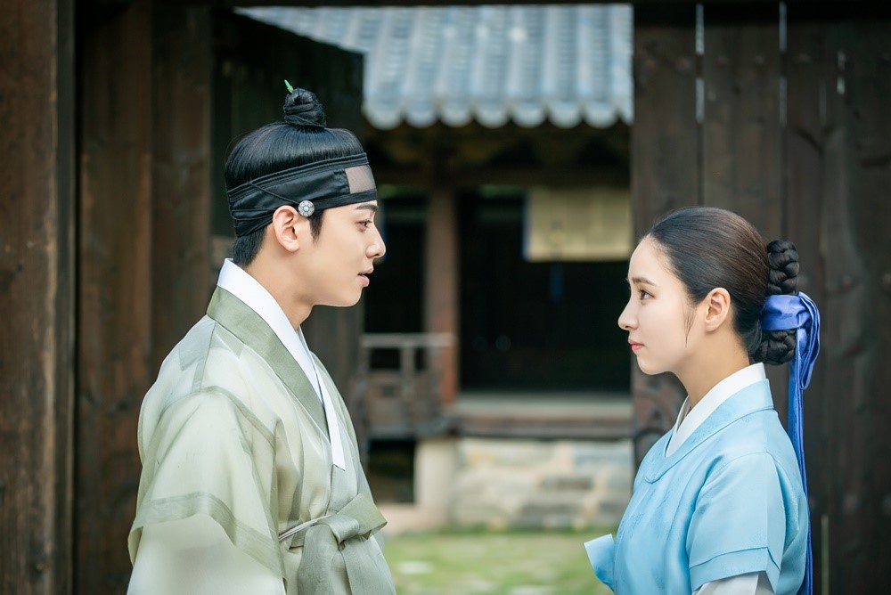 The new officer, Na Hae-ryung, came to an end.Starting with the emergence of Ada Lovelace Koo, who broke the stereotype of female characters in historical dramas, the true growth of characters in the drama and the perfect ensemble of all staffs captured the new paradigm of historical drama, Jessie, and the viewers hearts, and gained the beauty of the drama.MBC drama Na Hae-ryung (played by Kim Ho-su / directed by Kang Il-su, Han Hyun-hee / produced by Chorokbaem Media) was the first problematic Ada Lovelace () in Joseon, Na Hae-ryung (Shin Se-kyung) and the anti-war mother Solo Prince Lee Rim (Cha Eun-woo) Phil Full Romance Annals.Park Ki-woong, Lee Ji-hoon, Park Ji-hyun and other young actors such as Kim Yeo-jin, Kim Min-Sang, Choi Deok-moon, and Sung Ji-ru are all out.In the final episode broadcast on the 26th, Na Hae-ryung and Irim, who correct the wrong past 20 years ago, were drawn.Lee Tae (Kim Min-Sang) of Hamyoung-gun, Hyunwang, held a banquet to show off his own goodness, and at this time Koo Jae-kyung (Fairy Hwan) confessed that he forged the letter of King Jong-ju Lee (Yoon Jong-hoon) 20 years ago.Lee Lim appeared and revealed that he was the enemy of the lungs, and the officers including Na Hae-ryung did not put a brush to the end and did their best.Lee Jin also joined with them and eventually turned the mind of Ham Young-gun.Three years later, Na Hae-ryung, who was promoted to nine pieces from Kwonji and went to work as a military officer, gave up Wang Yu, and Lee Jin, who is walking on the path of a true monarch, gave a happy ending.I have examined what the new employee, Na Hae-ryung, left behind.The appearance of Ada Lovelace Na Hae-ryung! Vision of a female character in a historical drama JessieNa Hae-ryung appeared, and with his familys wedding date and his paws, he ran to the star market of Ada Lovelace, where he became Ada Lovelace.Since then, she has been keenly capturing various corruptions of the palace and has not been able to overturn the temple.Na Hae-ryung later refused to belong to anyone, saying that he did not want to live as a couple in the rites for the rest of his life to Lee, who wanted to be his wife.Lee Lee-rim begged her to abandon her position as a large army, but her position was stubborn.Na Hae-ryungs subjective aspect of life, which is determined by his own will, was revealed at the end.It was not a woman who was a wife and mother of someone but a person who kept his identity as Ada Lovelace.Na Hae-ryung, who behaved with my beliefs and values from the first appearance to the last, was not a foul but a dignified figure, which Jessie presented a new vision of a female character in the historical drama.2 19th Century Chosun - The message that echoed the present of the 21st century! Courage to correct the wrong!Na Hae-ryung did not tolerate; in the Joseon Dynasty, when the kings words were soon the law, Na Hae-ryung surprised everyone by telling them proudly that even a king could be wrong.The same is true of Kim Il-moks death, even though she knew that her appeal could shake Wang Yu, she showed courage to act according to her conviction.And her courage moved many peoples hearts: Irim, who had been hated by Hamyoung-gun since birth and lived in the melted hall, met her and went to the world.He was the first to tremble at the call of Hamyoung, and he grew up with a great deal of publicity that he was the enemy of the king.Prince Lee Jin (Park Ki-woong) also tried to correct the past 20 years ago, joining Na Hae-ryung and Irim, despite losing everything of his own.As a result, those who made mistakes 20 years ago were punished.Na Hae-ryungs courage to shout out loud without seeing the wrong thing gave a great echo not only in the 19th century Joseon but also in the 21st century.3 Actor X Writer X Director and viewers! Perfect ensemble!The new employee, Na Hae-ryung, started with a big topic of meeting Shin Se-kyung - Cha Eun-woo.Shin Se-kyung, who transformed into the first Ada Lovelace in Korea, expressed his deep affection for the character and expressed Na Hae-ryungs narrative delicately and deeply.Cha Eun-woo also calmly depicted the process of Lee Lims growth from Prince who does not know the face of the Green Party to Dowon Daegun Lee.Especially, the visuals filled with the excitement of the two people gave a great pleasure to viewers by spewing unprecedented chemistry.Park Ki-woong, Kim Yeo-jin, Kim Min-Sang, Choi Deok-moon, and Sung Ji-ru, who have put the center of the drama in deep depth, and Lee Ji-hoon, Park Ji-hyun, Lee Ye-rim and Jang Yoo-bin,In addition, applause is being poured on Kim Ho-soo, who has released a novel material called Ada Lovelace, and Kang Il-soo and Han Hyun-hee, who have realized it on the screen.Above all, the success of the four-month long period was the power of viewers.Former staff members of the new employee Na Hae-ryung also thanked viewers for joining them from the beginning to the end.The synergy of actors, writers, directors and viewers inside and outside the CRT doubled the meaning of the drama.The new cadet, Na Hae-ryung, which started hot as the midsummer sun on July 17, opened a new horizon for historical dramas with the hot performances of Shin Se-kyung, Cha Eun-woo, and Park Ki-woong, and the story and production of the hearts of viewers.iMBC  Photo Chorokbaem Media