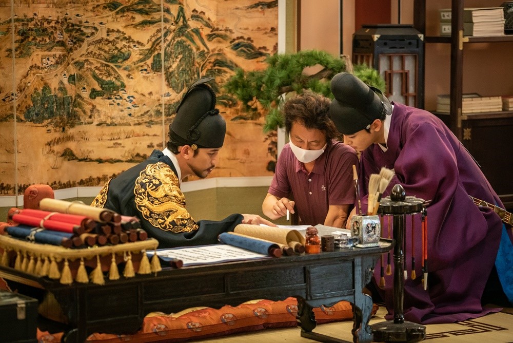 The new officer, Na Hae-ryung, came to an end.Starting with the emergence of Ada Lovelace Koo, who broke the stereotype of female characters in historical dramas, the true growth of characters in the drama and the perfect ensemble of all staffs captured the new paradigm of historical drama, Jessie, and the viewers hearts, and gained the beauty of the drama.MBC drama Na Hae-ryung (played by Kim Ho-su / directed by Kang Il-su, Han Hyun-hee / produced by Chorokbaem Media) was the first problematic Ada Lovelace () in Joseon, Na Hae-ryung (Shin Se-kyung) and the anti-war mother Solo Prince Lee Rim (Cha Eun-woo) Phil Full Romance Annals.Park Ki-woong, Lee Ji-hoon, Park Ji-hyun and other young actors such as Kim Yeo-jin, Kim Min-Sang, Choi Deok-moon, and Sung Ji-ru are all out.In the final episode broadcast on the 26th, Na Hae-ryung and Irim, who correct the wrong past 20 years ago, were drawn.Lee Tae (Kim Min-Sang) of Hamyoung-gun, Hyunwang, held a banquet to show off his own goodness, and at this time Koo Jae-kyung (Fairy Hwan) confessed that he forged the letter of King Jong-ju Lee (Yoon Jong-hoon) 20 years ago.Lee Lim appeared and revealed that he was the enemy of the lungs, and the officers including Na Hae-ryung did not put a brush to the end and did their best.Lee Jin also joined with them and eventually turned the mind of Ham Young-gun.Three years later, Na Hae-ryung, who was promoted to nine pieces from Kwonji and went to work as a military officer, gave up Wang Yu, and Lee Jin, who is walking on the path of a true monarch, gave a happy ending.I have examined what the new employee, Na Hae-ryung, left behind.The appearance of Ada Lovelace Na Hae-ryung! Vision of a female character in a historical drama JessieNa Hae-ryung appeared, and with his familys wedding date and his paws, he ran to the star market of Ada Lovelace, where he became Ada Lovelace.Since then, she has been keenly capturing various corruptions of the palace and has not been able to overturn the temple.Na Hae-ryung later refused to belong to anyone, saying that he did not want to live as a couple in the rites for the rest of his life to Lee, who wanted to be his wife.Lee Lee-rim begged her to abandon her position as a large army, but her position was stubborn.Na Hae-ryungs subjective aspect of life, which is determined by his own will, was revealed at the end.It was not a woman who was a wife and mother of someone but a person who kept his identity as Ada Lovelace.Na Hae-ryung, who behaved with my beliefs and values from the first appearance to the last, was not a foul but a dignified figure, which Jessie presented a new vision of a female character in the historical drama.2 19th Century Chosun - The message that echoed the present of the 21st century! Courage to correct the wrong!Na Hae-ryung did not tolerate; in the Joseon Dynasty, when the kings words were soon the law, Na Hae-ryung surprised everyone by telling them proudly that even a king could be wrong.The same is true of Kim Il-moks death, even though she knew that her appeal could shake Wang Yu, she showed courage to act according to her conviction.And her courage moved many peoples hearts: Irim, who had been hated by Hamyoung-gun since birth and lived in the melted hall, met her and went to the world.He was the first to tremble at the call of Hamyoung, and he grew up with a great deal of publicity that he was the enemy of the king.Prince Lee Jin (Park Ki-woong) also tried to correct the past 20 years ago, joining Na Hae-ryung and Irim, despite losing everything of his own.As a result, those who made mistakes 20 years ago were punished.Na Hae-ryungs courage to shout out loud without seeing the wrong thing gave a great echo not only in the 19th century Joseon but also in the 21st century.3 Actor X Writer X Director and viewers! Perfect ensemble!The new employee, Na Hae-ryung, started with a big topic of meeting Shin Se-kyung - Cha Eun-woo.Shin Se-kyung, who transformed into the first Ada Lovelace in Korea, expressed his deep affection for the character and expressed Na Hae-ryungs narrative delicately and deeply.Cha Eun-woo also calmly depicted the process of Lee Lims growth from Prince who does not know the face of the Green Party to Dowon Daegun Lee.Especially, the visuals filled with the excitement of the two people gave a great pleasure to viewers by spewing unprecedented chemistry.Park Ki-woong, Kim Yeo-jin, Kim Min-Sang, Choi Deok-moon, and Sung Ji-ru, who have put the center of the drama in deep depth, and Lee Ji-hoon, Park Ji-hyun, Lee Ye-rim and Jang Yoo-bin,In addition, applause is being poured on Kim Ho-soo, who has released a novel material called Ada Lovelace, and Kang Il-soo and Han Hyun-hee, who have realized it on the screen.Above all, the success of the four-month long period was the power of viewers.Former staff members of the new employee Na Hae-ryung also thanked viewers for joining them from the beginning to the end.The synergy of actors, writers, directors and viewers inside and outside the CRT doubled the meaning of the drama.The new cadet, Na Hae-ryung, which started hot as the midsummer sun on July 17, opened a new horizon for historical dramas with the hot performances of Shin Se-kyung, Cha Eun-woo, and Park Ki-woong, and the story and production of the hearts of viewers.iMBC  Photo Chorokbaem Media