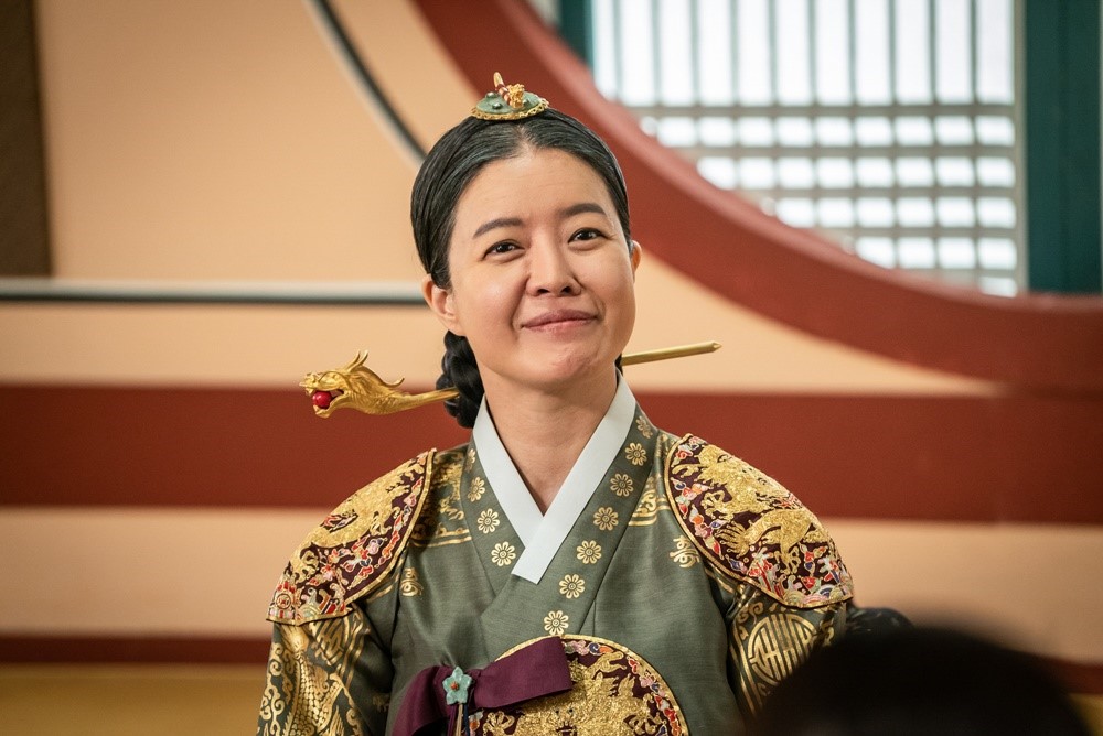 The new officer, Na Hae-ryung, came to an end.Starting with the emergence of Ada Lovelace Koo, who broke the stereotype of female characters in historical dramas, the true growth of characters in the drama and the perfect ensemble of all staffs captured the new paradigm of historical drama, Jessie, and the viewers hearts, and gained the beauty of the drama.MBC drama Na Hae-ryung (played by Kim Ho-su / directed by Kang Il-su, Han Hyun-hee / produced by Chorokbaem Media) was the first problematic Ada Lovelace () in Joseon, Na Hae-ryung (Shin Se-kyung) and the anti-war mother Solo Prince Lee Rim (Cha Eun-woo) Phil Full Romance Annals.Park Ki-woong, Lee Ji-hoon, Park Ji-hyun and other young actors such as Kim Yeo-jin, Kim Min-Sang, Choi Deok-moon, and Sung Ji-ru are all out.In the final episode broadcast on the 26th, Na Hae-ryung and Irim, who correct the wrong past 20 years ago, were drawn.Lee Tae (Kim Min-Sang) of Hamyoung-gun, Hyunwang, held a banquet to show off his own goodness, and at this time Koo Jae-kyung (Fairy Hwan) confessed that he forged the letter of King Jong-ju Lee (Yoon Jong-hoon) 20 years ago.Lee Lim appeared and revealed that he was the enemy of the lungs, and the officers including Na Hae-ryung did not put a brush to the end and did their best.Lee Jin also joined with them and eventually turned the mind of Ham Young-gun.Three years later, Na Hae-ryung, who was promoted to nine pieces from Kwonji and went to work as a military officer, gave up Wang Yu, and Lee Jin, who is walking on the path of a true monarch, gave a happy ending.I have examined what the new employee, Na Hae-ryung, left behind.The appearance of Ada Lovelace Na Hae-ryung! Vision of a female character in a historical drama JessieNa Hae-ryung appeared, and with his familys wedding date and his paws, he ran to the star market of Ada Lovelace, where he became Ada Lovelace.Since then, she has been keenly capturing various corruptions of the palace and has not been able to overturn the temple.Na Hae-ryung later refused to belong to anyone, saying that he did not want to live as a couple in the rites for the rest of his life to Lee, who wanted to be his wife.Lee Lee-rim begged her to abandon her position as a large army, but her position was stubborn.Na Hae-ryungs subjective aspect of life, which is determined by his own will, was revealed at the end.It was not a woman who was a wife and mother of someone but a person who kept his identity as Ada Lovelace.Na Hae-ryung, who behaved with my beliefs and values from the first appearance to the last, was not a foul but a dignified figure, which Jessie presented a new vision of a female character in the historical drama.2 19th Century Chosun - The message that echoed the present of the 21st century! Courage to correct the wrong!Na Hae-ryung did not tolerate; in the Joseon Dynasty, when the kings words were soon the law, Na Hae-ryung surprised everyone by telling them proudly that even a king could be wrong.The same is true of Kim Il-moks death, even though she knew that her appeal could shake Wang Yu, she showed courage to act according to her conviction.And her courage moved many peoples hearts: Irim, who had been hated by Hamyoung-gun since birth and lived in the melted hall, met her and went to the world.He was the first to tremble at the call of Hamyoung, and he grew up with a great deal of publicity that he was the enemy of the king.Prince Lee Jin (Park Ki-woong) also tried to correct the past 20 years ago, joining Na Hae-ryung and Irim, despite losing everything of his own.As a result, those who made mistakes 20 years ago were punished.Na Hae-ryungs courage to shout out loud without seeing the wrong thing gave a great echo not only in the 19th century Joseon but also in the 21st century.3 Actor X Writer X Director and viewers! Perfect ensemble!The new employee, Na Hae-ryung, started with a big topic of meeting Shin Se-kyung - Cha Eun-woo.Shin Se-kyung, who transformed into the first Ada Lovelace in Korea, expressed his deep affection for the character and expressed Na Hae-ryungs narrative delicately and deeply.Cha Eun-woo also calmly depicted the process of Lee Lims growth from Prince who does not know the face of the Green Party to Dowon Daegun Lee.Especially, the visuals filled with the excitement of the two people gave a great pleasure to viewers by spewing unprecedented chemistry.Park Ki-woong, Kim Yeo-jin, Kim Min-Sang, Choi Deok-moon, and Sung Ji-ru, who have put the center of the drama in deep depth, and Lee Ji-hoon, Park Ji-hyun, Lee Ye-rim and Jang Yoo-bin,In addition, applause is being poured on Kim Ho-soo, who has released a novel material called Ada Lovelace, and Kang Il-soo and Han Hyun-hee, who have realized it on the screen.Above all, the success of the four-month long period was the power of viewers.Former staff members of the new employee Na Hae-ryung also thanked viewers for joining them from the beginning to the end.The synergy of actors, writers, directors and viewers inside and outside the CRT doubled the meaning of the drama.The new cadet, Na Hae-ryung, which started hot as the midsummer sun on July 17, opened a new horizon for historical dramas with the hot performances of Shin Se-kyung, Cha Eun-woo, and Park Ki-woong, and the story and production of the hearts of viewers.iMBC  Photo Chorokbaem Media