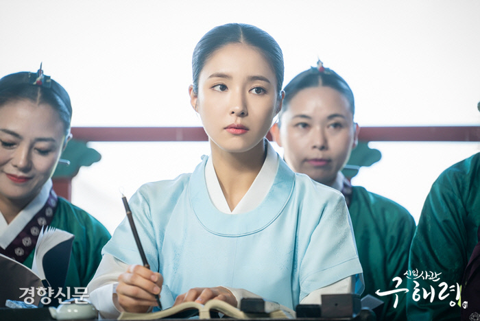 It is natural that Actor and the audience can feel the energy on stage in the play or musical that they face directly.Sometimes, however, movies and dramas can feel the good energy of actors on screens and TVs.The MBC tree Drama, Rookie Historian Goo Hae-ryung, which ended on the 26th, did.Drama, who started from the youthful imagination of what it would have been like if there was a Korean under Japanese rule female officer (), freshly painted the problems prevalent in modern society such as discrimination and conflicts in the workplace in the framework of historical drama.Actor Shin Se-kyung(29) completely digested the independent heroine Rookie Historian Goo Hae-ryung which is the example but is the words to say.Shin Se-kyung, who met at a cafe in Gangnam-gu, Seoul on the 25th, expressed high satisfaction, saying that the consensus of both characters, stories, actors and production crews was a well-matched Drama.When I first saw the script, it was good not to encourage harmless, forced conflict, and to have no violence or coercion, he said. It was also good to draw a relationship that was not a rival or a conflict relationship, but a relationship that was not a conflict relationship.Im very proud of you for not losing this part to the end, he said.Rookie Historian Goo Hae-ryung is not just a subjective personality, but a women worker who commutes to work in official uniforms.Shin Se-kyung said, Rookie Historian Goo Hae-ryung is a character that does not measure back and forth.It is not a problem with modern things, but it is a Korean under Japan rule female figure, so at first I hesitated to express what level.But it quickly became free through the middle and late.I think the narrative was able to get the sympathy of viewers by following Rookie Historian Goo Hae-ryung closely. As for Rookie Historian Goo Hae-ryung and his synchro rate, he said, I am a lot of socialized people and can not express what I want, he said.Shin Se-kyung said he felt a kind of catharsis through this drama, which pinpointed unreasonable gender and discrimination.When asked why she didnt marry her husband, she replied, I didnt want to live with the flowers in the gates. It was really good, he said.I wondered if there were women who had dreams and wanted to have dreams, he said.Of Rookie Historian Goo Hae-ryungs lines, he said that when he was worried about him, he was most memorable to answer that he was too envious of living a useful life for a lifetime.Shin Se-kyung performed a lot of independent female characters such as SBS Drama <Kwon Ryong I Narsa>, but he said that he did not necessarily choose to appear only by looking at characters.Its not just about characters that are working on it, but its about the story and the production team that decide when theyre all right.Fortunately, it seems that it seems that the sum was good because it was the subjective characters. The silver-assisted drama was also a standout, especially in the previewers where the officers work, where many things happen, and the actors breathing is noticeable.Shin Se-kyung said, I thought that each person should live well, and I consulted each other with a minor reaction.In the second half, the sum was so good that they didnt have to talk to each other.Shin Se-kyung said, Every moment I shot was a series of surprises, about the brewer who played the mother or sister of Rookie Historian Goo Hae-ryung.As for Cha Eun-woo, who plays the romance partner Irim, It was always the same as shooting for six months.Ive been on a good schedule and busy, but Ive been working through it with a positive attitude, and not only me but also the production team have been affected.Shin Se-kyung, who made his debut with Seo Taiji Take 5 Music Video in 1998 at the age of nine in Korea, is already 20 years old and 30 years old.Ive been working since I was a very young boy, and Ive always been my sister and brother on the scene, and in my mid-20s Ive been looking at each others ages, and now Im thirty, and Ive certainly got more sisters on the scene.I think its a long time, but I feel good being a sister, and I dont think theres much change in acting, and Im looking forward to what role Ill play in the future.He said he wanted to challenge his professional lawyer role in genres.Shin Se-kyung said, I just want to play a role in drawing a job, not a doctor, as a melodrama job. I want to try a lawyer once.Shin Se-kyung created a YouTube channel last year, editing and posting a short video of his daily life about 6 to 15 minutes.It seems natural that modern people are getting busy and the content that can be seen in their hands is loved, he said. Now that Drama is over, Im going to actively upload (the video).The next film has not been set. He is going to rest for a while, and he said that he learned how happy he is to do a work that matches his values ​​through this drama.Shin Se-kyung said, I did not have to suffer before, but this time, especially without mental pain or worry, I was worried about acting with the script I received.Actor is a job that needs to be stripped of various clothes, so I can not always do what is in line with my values, but I have a desire to do a work that is not so different as possible. 