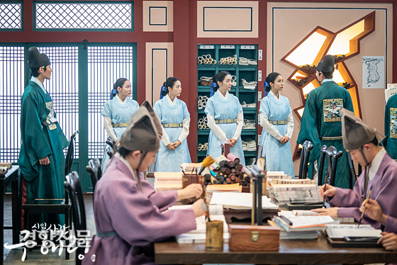 It is natural that Actor and the audience can feel the energy on stage in the play or musical that they face directly.Sometimes, however, movies and dramas can feel the good energy of actors on screens and TVs.The MBC tree Drama, Rookie Historian Goo Hae-ryung, which ended on the 26th, did.Drama, who started from the youthful imagination of what it would have been like if there was a Korean under Japanese rule female officer (), freshly painted the problems prevalent in modern society such as discrimination and conflicts in the workplace in the framework of historical drama.Actor Shin Se-kyung(29) completely digested the independent heroine Rookie Historian Goo Hae-ryung which is the example but is the words to say.Shin Se-kyung, who met at a cafe in Gangnam-gu, Seoul on the 25th, expressed high satisfaction, saying that the consensus of both characters, stories, actors and production crews was a well-matched Drama.When I first saw the script, it was good not to encourage harmless, forced conflict, and to have no violence or coercion, he said. It was also good to draw a relationship that was not a rival or a conflict relationship, but a relationship that was not a conflict relationship.Im very proud of you for not losing this part to the end, he said.Rookie Historian Goo Hae-ryung is not just a subjective personality, but a women worker who commutes to work in official uniforms.Shin Se-kyung said, Rookie Historian Goo Hae-ryung is a character that does not measure back and forth.It is not a problem with modern things, but it is a Korean under Japan rule female figure, so at first I hesitated to express what level.But it quickly became free through the middle and late.I think the narrative was able to get the sympathy of viewers by following Rookie Historian Goo Hae-ryung closely. As for Rookie Historian Goo Hae-ryung and his synchro rate, he said, I am a lot of socialized people and can not express what I want, he said.Shin Se-kyung said he felt a kind of catharsis through this drama, which pinpointed unreasonable gender and discrimination.When asked why she didnt marry her husband, she replied, I didnt want to live with the flowers in the gates. It was really good, he said.I wondered if there were women who had dreams and wanted to have dreams, he said.Of Rookie Historian Goo Hae-ryungs lines, he said that when he was worried about him, he was most memorable to answer that he was too envious of living a useful life for a lifetime.Shin Se-kyung performed a lot of independent female characters such as SBS Drama <Kwon Ryong I Narsa>, but he said that he did not necessarily choose to appear only by looking at characters.Its not just about characters that are working on it, but its about the story and the production team that decide when theyre all right.Fortunately, it seems that it seems that the sum was good because it was the subjective characters. The silver-assisted drama was also a standout, especially in the previewers where the officers work, where many things happen, and the actors breathing is noticeable.Shin Se-kyung said, I thought that each person should live well, and I consulted each other with a minor reaction.In the second half, the sum was so good that they didnt have to talk to each other.Shin Se-kyung said, Every moment I shot was a series of surprises, about the brewer who played the mother or sister of Rookie Historian Goo Hae-ryung.As for Cha Eun-woo, who plays the romance partner Irim, It was always the same as shooting for six months.Ive been on a good schedule and busy, but Ive been working through it with a positive attitude, and not only me but also the production team have been affected.Shin Se-kyung, who made his debut with Seo Taiji Take 5 Music Video in 1998 at the age of nine in Korea, is already 20 years old and 30 years old.Ive been working since I was a very young boy, and Ive always been my sister and brother on the scene, and in my mid-20s Ive been looking at each others ages, and now Im thirty, and Ive certainly got more sisters on the scene.I think its a long time, but I feel good being a sister, and I dont think theres much change in acting, and Im looking forward to what role Ill play in the future.He said he wanted to challenge his professional lawyer role in genres.Shin Se-kyung said, I just want to play a role in drawing a job, not a doctor, as a melodrama job. I want to try a lawyer once.Shin Se-kyung created a YouTube channel last year, editing and posting a short video of his daily life about 6 to 15 minutes.It seems natural that modern people are getting busy and the content that can be seen in their hands is loved, he said. Now that Drama is over, Im going to actively upload (the video).The next film has not been set. He is going to rest for a while, and he said that he learned how happy he is to do a work that matches his values ​​through this drama.Shin Se-kyung said, I did not have to suffer before, but this time, especially without mental pain or worry, I was worried about acting with the script I received.Actor is a job that needs to be stripped of various clothes, so I can not always do what is in line with my values, but I have a desire to do a work that is not so different as possible. 