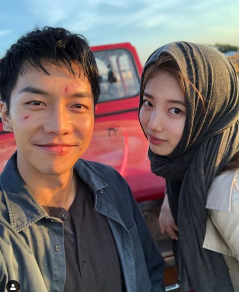 Actor and singer Bae Suzy has released a two-shot with Lee Seung-gi.He posted a picture on Instagram on the 27th with an article entitled Today is Vagabond Day. Should catch the premiere.Bae Suzy poses affectionately with Lee Seung-giThe netizen responded to cute couple and Ill see and so on.