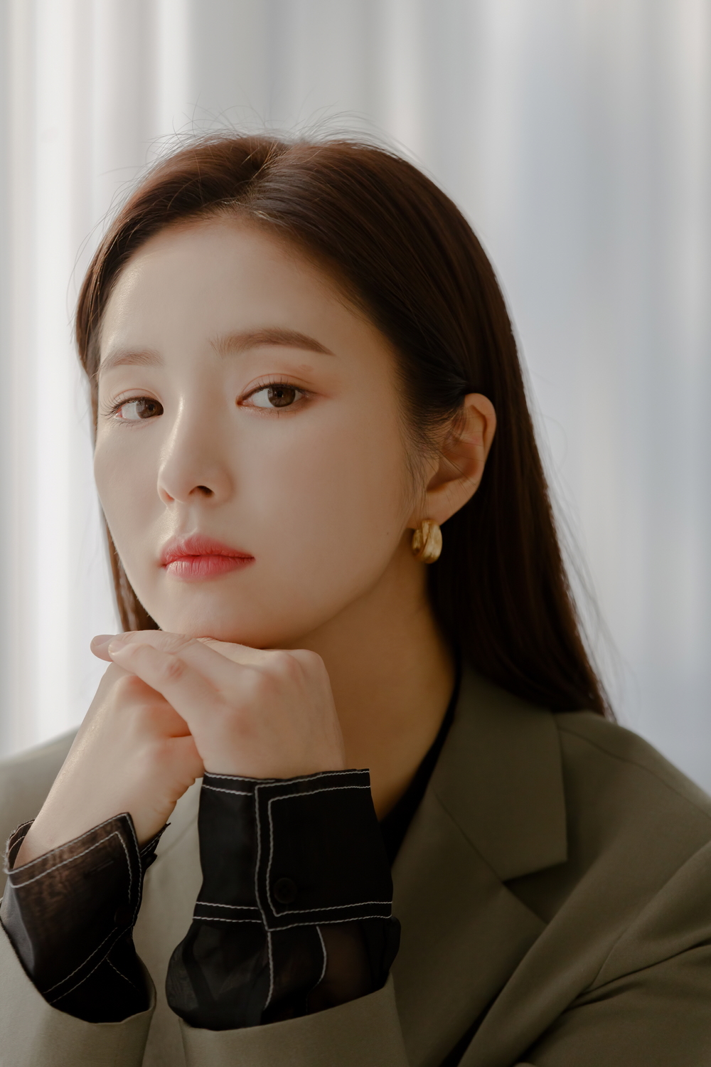 Shin Se-kyung praised Cha Eun-woo for co-working through Newcomer Rookie Historian Goo Hae-ryung.Actor Shin Se-kyung played the role of Rookie Historian Goo Hae-ryung, the first Ada Lovelace () Rookie Historian Goo Hae-ryung in the MBC drama Rookie Historian Goo Hae-ryung (played by Kim Ho-soo/directed Kang Il-soo, Han Hyun-hee).He led the entire drama by completing Rookie Historian Goe-ryung, who is growing up as a true officer, as well as his romance with Lee Lim (Cha Eun-woo).Shin Se-kyung, who met at a cafe in Nonhyeon-dong, Gangnam-gu, Seoul, ahead of the end of the new officer Rookie Historian Goo Hae-ryung, said, After the filming,It was the first time I finished a drama with a much longer co-work than expected.It is a pity and cool to leave the work that I shot for a long time, he said.I am curious and excited about how to accept the ending. Shin Se-kyung, who had poured tears after finishing the last filming, said, On the way to the filming site that morning, my manager told my brother, When I was young, I was tearful, but now I do not feel like that.But I poured tears in less than a second. He confessed, I do not know why, but I was tearful when the bishop told me that he was working hard with a bouquet of flowers. When I think of the female image of Joseon in the 19th century, I think of the first thing that emphasizes family such as marriage, inner life, and parenting.But Rookie Historian Goo Hae-ryung lives the exact opposite of women at the time.Despite the age of being over the horn, the interest of Rookie Historian Goo Hae-ryung is only a new culture.Especially, even in the unfairness, the courage to speak the right values ​​and the determination to take the Ada Lovelace star examination instead of the gentle marriage can confirm the enterprising aspect of Rookie Historian Goo Hae-ryung.Shin Se-kyung said, Although I have done a lot of historical dramas, I have thought that I should have a different idea from Li Dians framework.Shin Se-kyung said, In the middle and late half of the year, I was heavy in dealing with serious and heavy events, but Na Hae-ryung had an unusual aspect unlike Li Dian historical drama characters.I wanted to express those things well, and I tried not to have a hard stereotype about the history and past life I knew. The opposite role Cha Eun-woo and co-work would have been important, too. Shin Se-kyung said, I think Cha Eun-woo played a very big role in producing different colors from other historical dramas.No matter how light ambassadors and light situations are drawn, I was worried that the basic tone would be heavy because it is a historical drama.However, the way Cha Eun-woo expresses itself is unique and different.It seems to have helped me to express freshness because it is different from I should do this with my drama. Shin Se-kyung said, What kind of actor was Cha Eun-woo seen next to him? I have a strange thing, he said. I have a lot of schedules and I was really busy.Even if there was a break in the middle of the shooting, the friend went to another schedule, but the energy itself is very bright.It is positive and there are many laughs. No matter how rationally people control, it becomes difficult when physical strength or condition is bottomed out.It is really hard to act in the heat in that situation, but it was bright enough that I thought that my natural nature was that. I was grateful as a co-worker. Shin Se-kyung also had a hard time with a busy schedule in his early 20s.Its much better now than then, he said. At least we have enough time to know what the schedule is today and check our attitudes.Of course, I dont think that was wrong then.I felt like I was being dragged into the schedule when I did not know what to do tomorrow, he said. So I saw the attitude of the busy friends like Cha Eun-woo, who just said, I thought that bright and positive energy is a temperament that can only be born.kim myeong-mi
