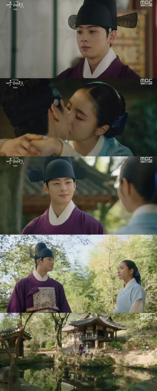 In Newcomer Rookie Historian Goo Hae-ryung, Cha Eun-woo and Shin Se-kyung completed the flower path romance with Single-mindedly love.The final episode of the MBC drama The New Entrepreneur Rookie Historian Goo Hae-ryung (directed by Kang Il-soo, Han Hyun-hee, and the playwright Kim Ho-soo) aired on the 26th.Rookie Historian Goo Hae-ryung (Shin Se-kyung) visited Irim (Cha Eun-woo) but was not let in even though he was a military officer.Na Hae-ryung visited the captain and told him that he would take the road to Baro together and said, I lost my father that day, now I can not guarantee Sejo of Joseon Mama comfort.Koo Jae-kyung (played by Kong Jeong-hwan), who tied this up, also heard it, but failed to stop it.Lee was worried about what would happen to Rookie Historian Goo Hae-ryung, and he said, There is nothing I can do about it.Irim was asleep that night. At this point, a shadow of darkness came to her.It was from Baro Min-pyeong, who came out of the crowd, but no one knew. Irim realized that he was threatened by someone.Because there were Baro footprints. Irim looked around and was nervous.Irim went back to the captain and asked for something. The next day Irim was only worried about Na Hae-ryung.Rookie Historian Goo Hae-ryung visited the place where Irim was.Irim blushed his eyes at Na Hae-ryung, and Na Hae-ryung reached out to them, holding hands together and fleeing the palace to avoid the eyes of people.That night Na Hae-ryung took Irim to the captain; Mohwa (Jeon Ik-ryeong) told Irim about Irims pro-life.In the meantime, Irim said that it was dangerous and said that he would stay out for a while, but Irim said, I do not want to fall into cowardice.Mohwa said, You should be safe no matter what. If they do not return, they should leave immediately.Min Ik-pyeong told Lee Jin (Park Ki-woong) and Lee Tae (Kim Min-sang) to follow his decision, and the two were worried.Lee Jin looked profound as she recalled what she had said to Irim that she could and should not do anything.Na Hae-ryung visited Irim.When asked about Lee, who can not sleep, Lee said, How can you sleep when you are in the room next to Baro? I am thinking about what will happen after tomorrow.Do not move if you do not know, even if I leave. Na Hae-ryung said, Wherever I am, I will be with you, now I have met someone who will be out of the palace. I can not live without being alone again and leaning on my own.Lee said, No, you live your life, I have realized that you were standing in the yard the day you came out of the palace. I was not trapped, I waited for you, my whole life was waiting for you to come to me.So I am changing my name and living here and there, but I am waiting for the day to meet you someday, so I can hold on to it.In the meantime, Lee Lim made love to Na Hae-ryung by confirming the heart of each other.Irim appeared before this.Lee said, It is no longer a Sejo of Joseon, it is the son of Hee Young-gun Lee. He said, I could have killed me for the past 20 years, but I knew why I did not, because I knew that the opposition was wrong.Lee said, I killed my innocent brother and saved me because of the guilt of taking the throne. When all the officers were received, Itae told me to stop the articles of the officers.Na Hae-ryung knelt before it was, after stopping the pen, and wrote back his words more as if to see.Na Hae-ryung was threatened by a knife, but Na Hae-ryung said, Even if I cut myself, the essay will not stop. If another officer comes to the dead place and kills the officer, another officer will sit down. I can never stop killing all the officers on this land and taking paper and brushes.Na Hae-ryung said, It will be transmitted from mouth to mouth so, that is the power of truth.Min Woo-won (Lee Ji-hoon) also said, The officers can never retreat. When they knelt together, the blade became closer.At this time, Lee Jin ordered take the blade and stood before it.Lee Jin said, True loyalties do not block the eyes and ears of the king. He said, Those who harm everything are left, those who harm the king are left.Lee Jin kneeled before it, asking for punishment for those who sinned, saying, Please listen to the request of the Lord of Joson and the officers.Lee Jin begged, Please catch all Baro, and all followed his words and knelt down.Lee visited Cha Dae-im (played by Kim Yeo-jin) with Lee Jin; he asked to lose himself at Sejo of Joseon, but Cha Dae-im opposed it.Irim said, The time spent in Sejo of Joseon is enough time, and now I want to live as an ordinary person, not a son of anyone. Lim refuted, It is not the fate of the Taoist, a person born to be the king of this country.Lee said, I do not want that position. However, Lim said, I have to do it, if I pass the difficult moment, I will be a castle, I will do it.Nevertheless, Irim prepared to leave. He recalled memories of Na Hae-ryung.Irim said, I do not want to leave here because I am leaving here. Na Hae-ryung cheered on his choice, saying, Lets think that the bookcase is over, not over, but another story begins.Three years later, he was pictured holding the state of affairs Baro; Minwoowon returned to the cadet; Lee Jin sat in the kings seat instead of Irim.Irim looked excited and found the Na Hae-ryung house; they held a rose-flower event for Na Hae-ryung; the two were titsy, but their affection for each other exploded.We did not marry each other, but we shared our hearts with deeper love. We caught the national baro and love ended with Happy Endings.Meanwhile, The New Entrepreneur Rookie Historian Goo Hae-ryung is a drama depicting the first problematic first lady () Rookie Historian Goo Hae-ryung of Joseon and the Phil full romance annals of Prince Irim of the anti-war mother Solo.New cadet Rookie Historian Goo Hae-ryung broadcast screen capture