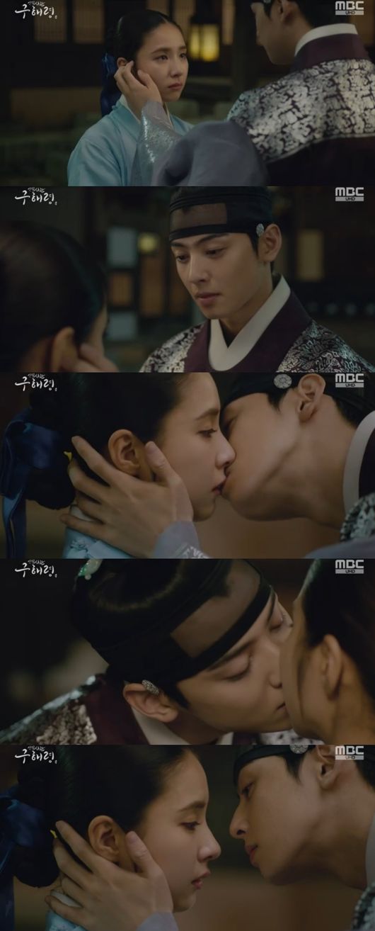 In Newcomer Rookie Historian Goo Hae-ryung, Cha Eun-woo and Shin Se-kyung completed the flower path romance with Single-mindedly love.The final episode of the MBC drama The New Entrepreneur Rookie Historian Goo Hae-ryung (directed by Kang Il-soo, Han Hyun-hee, and the playwright Kim Ho-soo) aired on the 26th.Rookie Historian Goo Hae-ryung (Shin Se-kyung) visited Irim (Cha Eun-woo) but was not let in even though he was a military officer.Na Hae-ryung visited the captain and told him that he would take the road to Baro together and said, I lost my father that day, now I can not guarantee Sejo of Joseon Mama comfort.Koo Jae-kyung (played by Kong Jeong-hwan), who tied this up, also heard it, but failed to stop it.Lee was worried about what would happen to Rookie Historian Goo Hae-ryung, and he said, There is nothing I can do about it.Irim was asleep that night. At this point, a shadow of darkness came to her.It was from Baro Min-pyeong, who came out of the crowd, but no one knew. Irim realized that he was threatened by someone.Because there were Baro footprints. Irim looked around and was nervous.Irim went back to the captain and asked for something. The next day Irim was only worried about Na Hae-ryung.Rookie Historian Goo Hae-ryung visited the place where Irim was.Irim blushed his eyes at Na Hae-ryung, and Na Hae-ryung reached out to them, holding hands together and fleeing the palace to avoid the eyes of people.That night Na Hae-ryung took Irim to the captain; Mohwa (Jeon Ik-ryeong) told Irim about Irims pro-life.In the meantime, Irim said that it was dangerous and said that he would stay out for a while, but Irim said, I do not want to fall into cowardice.Mohwa said, You should be safe no matter what. If they do not return, they should leave immediately.Min Ik-pyeong told Lee Jin (Park Ki-woong) and Lee Tae (Kim Min-sang) to follow his decision, and the two were worried.Lee Jin looked profound as she recalled what she had said to Irim that she could and should not do anything.Na Hae-ryung visited Irim.When asked about Lee, who can not sleep, Lee said, How can you sleep when you are in the room next to Baro? I am thinking about what will happen after tomorrow.Do not move if you do not know, even if I leave. Na Hae-ryung said, Wherever I am, I will be with you, now I have met someone who will be out of the palace. I can not live without being alone again and leaning on my own.Lee said, No, you live your life, I have realized that you were standing in the yard the day you came out of the palace. I was not trapped, I waited for you, my whole life was waiting for you to come to me.So I am changing my name and living here and there, but I am waiting for the day to meet you someday, so I can hold on to it.In the meantime, Lee Lim made love to Na Hae-ryung by confirming the heart of each other.Irim appeared before this.Lee said, It is no longer a Sejo of Joseon, it is the son of Hee Young-gun Lee. He said, I could have killed me for the past 20 years, but I knew why I did not, because I knew that the opposition was wrong.Lee said, I killed my innocent brother and saved me because of the guilt of taking the throne. When all the officers were received, Itae told me to stop the articles of the officers.Na Hae-ryung knelt before it was, after stopping the pen, and wrote back his words more as if to see.Na Hae-ryung was threatened by a knife, but Na Hae-ryung said, Even if I cut myself, the essay will not stop. If another officer comes to the dead place and kills the officer, another officer will sit down. I can never stop killing all the officers on this land and taking paper and brushes.Na Hae-ryung said, It will be transmitted from mouth to mouth so, that is the power of truth.Min Woo-won (Lee Ji-hoon) also said, The officers can never retreat. When they knelt together, the blade became closer.At this time, Lee Jin ordered take the blade and stood before it.Lee Jin said, True loyalties do not block the eyes and ears of the king. He said, Those who harm everything are left, those who harm the king are left.Lee Jin kneeled before it, asking for punishment for those who sinned, saying, Please listen to the request of the Lord of Joson and the officers.Lee Jin begged, Please catch all Baro, and all followed his words and knelt down.Lee visited Cha Dae-im (played by Kim Yeo-jin) with Lee Jin; he asked to lose himself at Sejo of Joseon, but Cha Dae-im opposed it.Irim said, The time spent in Sejo of Joseon is enough time, and now I want to live as an ordinary person, not a son of anyone. Lim refuted, It is not the fate of the Taoist, a person born to be the king of this country.Lee said, I do not want that position. However, Lim said, I have to do it, if I pass the difficult moment, I will be a castle, I will do it.Nevertheless, Irim prepared to leave. He recalled memories of Na Hae-ryung.Irim said, I do not want to leave here because I am leaving here. Na Hae-ryung cheered on his choice, saying, Lets think that the bookcase is over, not over, but another story begins.Three years later, he was pictured holding the state of affairs Baro; Minwoowon returned to the cadet; Lee Jin sat in the kings seat instead of Irim.Irim looked excited and found the Na Hae-ryung house; they held a rose-flower event for Na Hae-ryung; the two were titsy, but their affection for each other exploded.We did not marry each other, but we shared our hearts with deeper love. We caught the national baro and love ended with Happy Endings.Meanwhile, The New Entrepreneur Rookie Historian Goo Hae-ryung is a drama depicting the first problematic first lady () Rookie Historian Goo Hae-ryung of Joseon and the Phil full romance annals of Prince Irim of the anti-war mother Solo.New cadet Rookie Historian Goo Hae-ryung broadcast screen capture