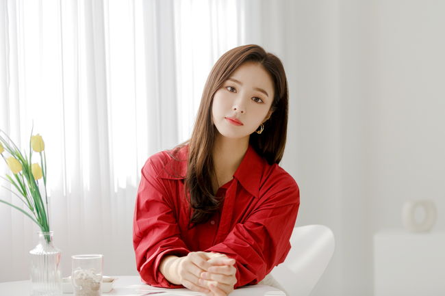 Actor Shin Se-kyung has expressed satisfaction with new employee Rookie Historian Goo Hae-ryung.Shin Se-kyung conducted an interview on the end of the MBC drama The New Entrepreneur Rookie Historian Goo Hae-ryung (directed by Kang Il-soo Han Hyun-hee, the playwright Kim Ho-soo) at a cafe in Nonhyeon-dong, Gangnam-gu, Seoul on the 24th.On this day, Shin Se-kyung said, I am cross-minded when asked about the end of the new officer Rookie Historian Goo Hae-ryung.I finished filming last week.I am not used to waiting for a week because I have only experienced the system that is broadcast the next day, he said. I am already looking forward to the reaction of the last weeks viewers.Shin Se-kyung played the role of Rookie Historian Goo Hae-ryung in New Entrepreneur Rookie Historian Goo Hae-ryung.Rookie Historian Goo Hae-ryung is a 19th century Chosuns preceptor, and it is a GLOW that is quite subjective even considering fantasy elements in the play.The Joseon Dynasty is already covered in many historical dramas, and it is a familiar background for viewers. Most people know the situation of the time when women can not get to the top.So there was a risk that the character itself, Rookie Historian Goo Hae-ryung, could not empathize.In this regard, Shin Se-kyung said, Rookie Historian Goo Hae-ryung has a lot of aspects that are not in line with the era that has been heard.But the writer shrewdly scanned the path Rookie Historian Goo Hae-ryung wanted to go to Remady, which seems to have been delivered well.Im satisfied, he said.New cadet Rookie Historian Goo Hae-ryung is a fusion historical drama; the motif itself, which says GLOW will enter the office as a patriarch in the Joseon Dynasty, is 100% fiction.Shin Se-kyung, who had to drag this core Remady, was the most effortful at what point.Its a little different from the historical drama Ive been doing, a drama that inspires a unique imagination that a woman who lives in the Joseon Dynasty gets an office and commutes.I expected it to be very different, though it was the same historical drama. I tried a lot not to have stereotypes about womens awards of that time.I can think, I can do it comfortably. Its not as easy as I thought. The radius of action can be widened to match the character.I was hesitant to say, Fortunately, I was able to be free at the end. The reason Shin Se-kyung chose new officer Rookie Historian Goo Hae-ryung was complex.Of course, one of them was the charm that only the subjective character could give.Shin Se-kyung asked if Rookie Historian Goo Hae-ryung decided to appear because she was an active woman. In fact, I received a lot of questions like this.It is not easy to decide on one character when you decide to work on your work.Of course, Rookie Historian Goo Hae-ryung is a character with my favorite texture, but it is hard to say that I chose only one character.Of course, we consider the overall aspect and sum. Still, Shin Se-kyungs affection for Rookie Historian Goo Hae-ryung was deep.Shin Se-kyung said, I did not just stick to such a character, but I can not deny that it is my taste.I thought about this work, but when I looked at the background of the times, I thought that there would not be so much I can do as a female character unless it was a character who mixed fantasy elements or put a gun on it. Shin Se-kyung added that the Color Study: Squares with Concentric Circles from Newcomer Rookie Historian Goo Hae-ryung was good.Shin Se-kyung said, The color itself was so good that the work was so good, its not a drama that Remady is not violent and forced to make conflict.I thought a lot of it would be a very harmless drama. I am very proud of that even now. Violence does not mean that you are fighting or seeing blood.I think Remady, which makes Character say nonsense or act in the play, can be a kind of violence.In fact, making drama that is not is harder than finding pearls in mud, so it is precious. Rookie Historian Goo Hae-ryung, who started broadcasting on July 17, kept the audience rating of 4 ~ 6% for about two months and went to the top of the drama.But Shin Se-kyung was more proud of Remady, who did not put his intentions to the end than his grades.There was not much expectation for the audience rating.I liked the intention of new officer Rookie Historian Goo Hae-ryung to embrace or Color Study: Squares with Concentric Circles from the beginning, and I thought, I do not want to lose this.I am so satisfied at that point that I must have the joy of doing my work that combines my values ​​into my whole life.Im not going to say that Im a job in public, and commercial success doesnt matter, but I want you to keep showing me this.(Continue on Interview 2)tree extract offer