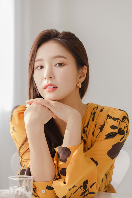 Actor Shin Se-kyung has expressed satisfaction with new employee Rookie Historian Goo Hae-ryung.Shin Se-kyung conducted an interview on the end of the MBC drama The New Entrepreneur Rookie Historian Goo Hae-ryung (directed by Kang Il-soo Han Hyun-hee, the playwright Kim Ho-soo) at a cafe in Nonhyeon-dong, Gangnam-gu, Seoul on the 24th.On this day, Shin Se-kyung said, I am cross-minded when asked about the end of the new officer Rookie Historian Goo Hae-ryung.I finished filming last week.I am not used to waiting for a week because I have only experienced the system that is broadcast the next day, he said. I am already looking forward to the reaction of the last weeks viewers.Shin Se-kyung played the role of Rookie Historian Goo Hae-ryung in New Entrepreneur Rookie Historian Goo Hae-ryung.Rookie Historian Goo Hae-ryung is a 19th century Chosuns preceptor, and it is a GLOW that is quite subjective even considering fantasy elements in the play.The Joseon Dynasty is already covered in many historical dramas, and it is a familiar background for viewers. Most people know the situation of the time when women can not get to the top.So there was a risk that the character itself, Rookie Historian Goo Hae-ryung, could not empathize.In this regard, Shin Se-kyung said, Rookie Historian Goo Hae-ryung has a lot of aspects that are not in line with the era that has been heard.But the writer shrewdly scanned the path Rookie Historian Goo Hae-ryung wanted to go to Remady, which seems to have been delivered well.Im satisfied, he said.New cadet Rookie Historian Goo Hae-ryung is a fusion historical drama; the motif itself, which says GLOW will enter the office as a patriarch in the Joseon Dynasty, is 100% fiction.Shin Se-kyung, who had to drag this core Remady, was the most effortful at what point.Its a little different from the historical drama Ive been doing, a drama that inspires a unique imagination that a woman who lives in the Joseon Dynasty gets an office and commutes.I expected it to be very different, though it was the same historical drama. I tried a lot not to have stereotypes about womens awards of that time.I can think, I can do it comfortably. Its not as easy as I thought. The radius of action can be widened to match the character.I was hesitant to say, Fortunately, I was able to be free at the end. The reason Shin Se-kyung chose new officer Rookie Historian Goo Hae-ryung was complex.Of course, one of them was the charm that only the subjective character could give.Shin Se-kyung asked if Rookie Historian Goo Hae-ryung decided to appear because she was an active woman. In fact, I received a lot of questions like this.It is not easy to decide on one character when you decide to work on your work.Of course, Rookie Historian Goo Hae-ryung is a character with my favorite texture, but it is hard to say that I chose only one character.Of course, we consider the overall aspect and sum. Still, Shin Se-kyungs affection for Rookie Historian Goo Hae-ryung was deep.Shin Se-kyung said, I did not just stick to such a character, but I can not deny that it is my taste.I thought about this work, but when I looked at the background of the times, I thought that there would not be so much I can do as a female character unless it was a character who mixed fantasy elements or put a gun on it. Shin Se-kyung added that the Color Study: Squares with Concentric Circles from Newcomer Rookie Historian Goo Hae-ryung was good.Shin Se-kyung said, The color itself was so good that the work was so good, its not a drama that Remady is not violent and forced to make conflict.I thought a lot of it would be a very harmless drama. I am very proud of that even now. Violence does not mean that you are fighting or seeing blood.I think Remady, which makes Character say nonsense or act in the play, can be a kind of violence.In fact, making drama that is not is harder than finding pearls in mud, so it is precious. Rookie Historian Goo Hae-ryung, who started broadcasting on July 17, kept the audience rating of 4 ~ 6% for about two months and went to the top of the drama.But Shin Se-kyung was more proud of Remady, who did not put his intentions to the end than his grades.There was not much expectation for the audience rating.I liked the intention of new officer Rookie Historian Goo Hae-ryung to embrace or Color Study: Squares with Concentric Circles from the beginning, and I thought, I do not want to lose this.I am so satisfied at that point that I must have the joy of doing my work that combines my values ​​into my whole life.Im not going to say that Im a job in public, and commercial success doesnt matter, but I want you to keep showing me this.(Continue on Interview 2)tree extract offer