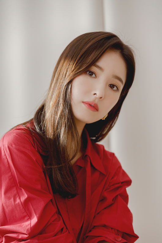 Following interview 1) actor Shin Se-kyung mentioned Cha Eun-woo, who played the opposite role in the play.Shin Se-kyung said in an interview with MBC drama The New Entrepreneur Rookie Historian Goo Hae-ryung (director Kang Il-soo Han Hyun-hee, playwright Kim Ho-soo) at a cafe in Nonhyeon-dong, Gangnam-gu, Seoul on the 24th, Cha Eun-woo is a positive and right friend.Shin Se-kyung co-worked Cha Eun-woo, who played the role of Lee Lim in the play.In the play, Irim is a prince of Motae Solo who lives in the palace, but he is a popular romantic novelist.He legally tied up with Honest Officer Rookie Historian Goo Hae-ryung (Shin Se-kyung) to build a thrilling love line.The combination of Shin Se-kyung and Cha Eun-woo was mentioned as a face genius meeting before the broadcast, raising the expectation of viewers.Shin Se-kyung said, What do I do by adding one more word? He laughed at the question of his feelings with Cha Eun-woo, the pronoun of face genius.I contacted the director after the first shot. The director said, I liked it around the monitor.Thanks to Cha Eun-woo, the atmosphere of the scene has brightened. Before the airing of New Entrepreneur Rookie Historian Goo Hae-ryung, there was a great concern about Cha Eun-woos first historical drama challenge.Sure enough, the controversy over Cha Eun-woos acting skills erupted shortly after the broadcast; fortunately, as the turn began, Cha Eun-woo grew, and a favorable response continued.Shin Se-kyung also praised the irim, which Cha Eun-woo digested; Shin Se-kyung said: I think it was a very good cast.I think the fresh, bright energy of Cha Eun-woo melted well into the pole. It is not made, but it is harder to express it by force. Cha Eun-woo was a perfect fit for the Irim Character; it was too perfect to express the unspoiled aspects of the Irim, he said.It was thanks to the unique freshness and youth that Cha Eun-woo had to neutralize this part cleanly. Shin Se-kyung also commented on the acting co-work with Cha Eun-woo, saying, It was not unreasonable for Cha Eun-woo to absorb the character face as it is and to make a natural chain reaction because he expressed it well.It seems that Chemie can be good when it is perfectly melted into the character, as well as the actor who co-works together. Shin Se-kyung also thanked Cha Eun-woo for coming up to him.Shin Se-kyung said, In fact, I am not close to each other or a friendly person, and I can not get close to each other.I should have approached more as a senior, but I appreciate it a lot. Rookie Historian Goo Hae-ryung and Yemunkwan comrades Song Sa-hee (Park Ji-hyun), Oh Eun-im (Lee Ye-rim), and Hearan (Jang Yu-bin) were also one of the factors that added to the fun of the drama.Shin Se-kyung said it was actually fun for four people to be together.I talked to Park Ji-hyun so much and communicated a lot as a whole. And I talked to four people. It was fun.I usually consulted Chain Reaction about the gods I was shooting, or each person had a character of Character, so I objectively looked at it.We were really good at co-work. Chuck, if you pretend, youre a mate. I was sorry I didnt do more.The good atmosphere of the scene was also thanks to the excellent sum of the cast, but the production period that was relaxed also played a part.If you take a tight picture, you can have a lot of time to live as a character, and you can concentrate well because you have less time to live in your life.But in a relaxed production environment, not only me but also the staff who work together change their energy. It was good to be able to fully express what they wanted to do by preparing calmly. (Continue on Interview 3)tree extract offer