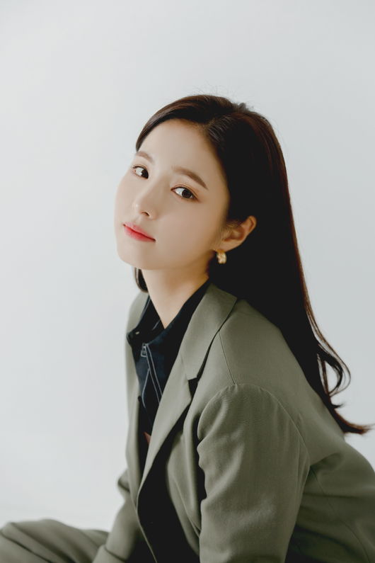 Following interview 1) actor Shin Se-kyung mentioned Cha Eun-woo, who played the opposite role in the play.Shin Se-kyung said in an interview with MBC drama The New Entrepreneur Rookie Historian Goo Hae-ryung (director Kang Il-soo Han Hyun-hee, playwright Kim Ho-soo) at a cafe in Nonhyeon-dong, Gangnam-gu, Seoul on the 24th, Cha Eun-woo is a positive and right friend.Shin Se-kyung co-worked Cha Eun-woo, who played the role of Lee Lim in the play.In the play, Irim is a prince of Motae Solo who lives in the palace, but he is a popular romantic novelist.He legally tied up with Honest Officer Rookie Historian Goo Hae-ryung (Shin Se-kyung) to build a thrilling love line.The combination of Shin Se-kyung and Cha Eun-woo was mentioned as a face genius meeting before the broadcast, raising the expectation of viewers.Shin Se-kyung said, What do I do by adding one more word? He laughed at the question of his feelings with Cha Eun-woo, the pronoun of face genius.I contacted the director after the first shot. The director said, I liked it around the monitor.Thanks to Cha Eun-woo, the atmosphere of the scene has brightened. Before the airing of New Entrepreneur Rookie Historian Goo Hae-ryung, there was a great concern about Cha Eun-woos first historical drama challenge.Sure enough, the controversy over Cha Eun-woos acting skills erupted shortly after the broadcast; fortunately, as the turn began, Cha Eun-woo grew, and a favorable response continued.Shin Se-kyung also praised the irim, which Cha Eun-woo digested; Shin Se-kyung said: I think it was a very good cast.I think the fresh, bright energy of Cha Eun-woo melted well into the pole. It is not made, but it is harder to express it by force. Cha Eun-woo was a perfect fit for the Irim Character; it was too perfect to express the unspoiled aspects of the Irim, he said.It was thanks to the unique freshness and youth that Cha Eun-woo had to neutralize this part cleanly. Shin Se-kyung also commented on the acting co-work with Cha Eun-woo, saying, It was not unreasonable for Cha Eun-woo to absorb the character face as it is and to make a natural chain reaction because he expressed it well.It seems that Chemie can be good when it is perfectly melted into the character, as well as the actor who co-works together. Shin Se-kyung also thanked Cha Eun-woo for coming up to him.Shin Se-kyung said, In fact, I am not close to each other or a friendly person, and I can not get close to each other.I should have approached more as a senior, but I appreciate it a lot. Rookie Historian Goo Hae-ryung and Yemunkwan comrades Song Sa-hee (Park Ji-hyun), Oh Eun-im (Lee Ye-rim), and Hearan (Jang Yu-bin) were also one of the factors that added to the fun of the drama.Shin Se-kyung said it was actually fun for four people to be together.I talked to Park Ji-hyun so much and communicated a lot as a whole. And I talked to four people. It was fun.I usually consulted Chain Reaction about the gods I was shooting, or each person had a character of Character, so I objectively looked at it.We were really good at co-work. Chuck, if you pretend, youre a mate. I was sorry I didnt do more.The good atmosphere of the scene was also thanks to the excellent sum of the cast, but the production period that was relaxed also played a part.If you take a tight picture, you can have a lot of time to live as a character, and you can concentrate well because you have less time to live in your life.But in a relaxed production environment, not only me but also the staff who work together change their energy. It was good to be able to fully express what they wanted to do by preparing calmly. (Continue on Interview 3)tree extract offer
