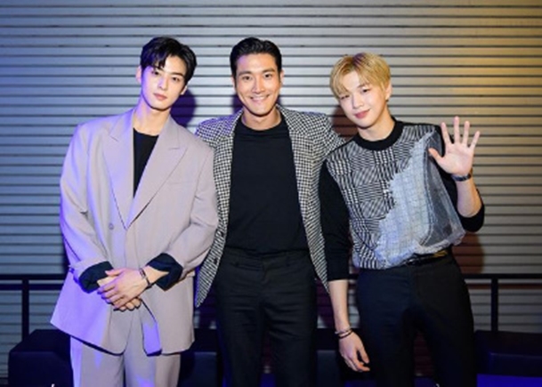 Group Astro Cha Eun-woo, singer Kang Daniel, Super Junior Choi Si One met.Choi One released a photo on his SNS on the 27th with an article entitled It was fun with Friend and new friends who met for a long time.The three people in the public photos posed warmly, shoulder-to-shoulder, and the brilliant appearance of Choi Siwon, Cha Eun-woo and Kang Daniel caught the eye.Cha Eun-woo and Choi Siwon showed off their gorgeous masculine looks with jackets, while Kang Daniel revealed her boyfriend in comfortable attire.Super Junior, which Choi Siwon belongs to, will hold a solo concert SUPER JUNIOR WORLD TOUR – SUPER SHOW 8 (Super Junior World Tour – Super Show 8) at the Seoul Olympic Games One KSPODOME (Gymnastics Stadium) on October 12-13, and will hold a new album on October 14 at 6 pm Time Slip (time slip) is officially released.Cha Eun-woo played the role of Lee Lim in the recently concluded New Entrepreneurs Goo Hae-ryong.Kang Daniel will hold a solo fan meeting Kang Daniel FAN MEETING: COLOR ON ME IN SEOUL on November 23rd and 24th in KINTEX
