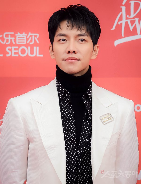 Lee Seung-gi declares war on FlamerHOOK ENTERTAINMENT, a subsidiary company, said in an official statement on the 27th, We believe that the actions of the Indiscrete Flaming (Malicious Comment) and Flamer against Lee Seung-gi, our artist, have reached a level that can not be tolerated anymore.We are still hurting not only the artist himself but also his agency and fans with an indiscriminate flaming, even though we have already announced that we will punish him if such an act continues on July 16, 2019, he said. We will proceed with legal action through law firm Apro (APRO) to protect our own The Artist.Ry, the formerly collected Flaming and Flamers, has been transferred to law firm Apro (APRO) on September 26, 2019 for the complaint, the statement said.We have filed over 100 complaints against law firm Apro (APRO) and those who spread malicious rumors about The Artist in July 2016, and many of them were fined more than 500,000 won and less than 1 million won.All of them appealed for the rightful action, but the law did not punish any one of them. Lee Seung-gi agency HOOK ENTERTAINMENT Official AnnouncementHOOK ENTERTAINMENT.We believe that the actions of the Indiscrete Flaming and Flamer against Lee Seung-gi, their artist, have reached an unforgivable level.Despite the fact that it is already scheduled to be punished if this act continues on July 16, 2019, it is still hurting not only the artist himself but also his agency and fans with the Indiscrete Flaming.In order to protect our artist, we will proceed with legal action through law firm Apro (APRO).Ry, a self-described group of Flaming and flammers already collected, has been transferred to law firm Apro (APRO) on September 26, 2019 for the complaint.In addition to the accusations based on the Ry, we will continue to respond to legal action if malicious slander, such as false information, insults, and defamation, is found to be directed at our artist through continuous monitoring of the flamers.As mentioned earlier, I will once again inform you that all of these acts will be punished under the law without any consultation or prior consultation.Thank you.