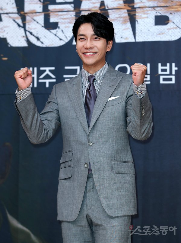 Lee Seung-gi declares war on FlamerHOOK ENTERTAINMENT, a subsidiary company, said in an official statement on the 27th, We believe that the actions of the Indiscrete Flaming (Malicious Comment) and Flamer against Lee Seung-gi, our artist, have reached a level that can not be tolerated anymore.We are still hurting not only the artist himself but also his agency and fans with an indiscriminate flaming, even though we have already announced that we will punish him if such an act continues on July 16, 2019, he said. We will proceed with legal action through law firm Apro (APRO) to protect our own The Artist.Ry, the formerly collected Flaming and Flamers, has been transferred to law firm Apro (APRO) on September 26, 2019 for the complaint, the statement said.We have filed over 100 complaints against law firm Apro (APRO) and those who spread malicious rumors about The Artist in July 2016, and many of them were fined more than 500,000 won and less than 1 million won.All of them appealed for the rightful action, but the law did not punish any one of them. Lee Seung-gi agency HOOK ENTERTAINMENT Official AnnouncementHOOK ENTERTAINMENT.We believe that the actions of the Indiscrete Flaming and Flamer against Lee Seung-gi, their artist, have reached an unforgivable level.Despite the fact that it is already scheduled to be punished if this act continues on July 16, 2019, it is still hurting not only the artist himself but also his agency and fans with the Indiscrete Flaming.In order to protect our artist, we will proceed with legal action through law firm Apro (APRO).Ry, a self-described group of Flaming and flammers already collected, has been transferred to law firm Apro (APRO) on September 26, 2019 for the complaint.In addition to the accusations based on the Ry, we will continue to respond to legal action if malicious slander, such as false information, insults, and defamation, is found to be directed at our artist through continuous monitoring of the flamers.As mentioned earlier, I will once again inform you that all of these acts will be punished under the law without any consultation or prior consultation.Thank you.