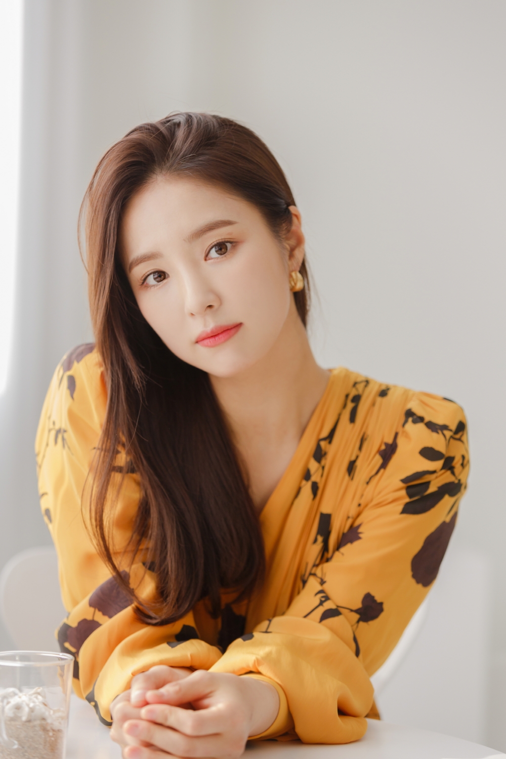 Actor Shin Se-kyung, 29, mentioned the warm-hearted scene with the leading actors in Newcomer Rookie Historian Goo Hae-ryung.Shin Se-kyung recently interviewed MBC drama New Entrepreneur Rookie Historian Goo Hae-ryung (hereinafter referred to as Rookie Historian Goo Hae-ryung) at a cafe in Nonhyeon-dong, Gangnam-gu, Seoul.Rookie Historian Goo Hae-ryung is the first problematic Ada Lovelace () Rookie Historian Goo Hae-ryung of Joseon and the Phil full romance annals of the anti-war Mother Solo Prince Irim.Shin Se-kyung took on the role of Chosuns first Ada Lovelace Rookie Historian Goo Hae-ryung.Rookie Historian Goo Hae-ryung is a person who tells him the world outside the palace by recording his 24 oclock in close proximity to the Daewon Daegun Irim (Cha Eun-woo).Shin Se-kyung first met Cha Eun-woo in this work as a male and female protagonist.It was great fun and the energy (Cha Eun-woo) had was bright and positive, said Cha Eun-woo, with his performance with Cha Eun-woo.I was shooting together for about six months and it was hot and exhausting, but it was like a lot of schedule and hard work, but it was a lot of good influence. Lee Ji-hoon, who plays Rookie Historian Goo Hae-ryung Min Woo-won, met again in the historical drama since Kwon Ryong I Narsa in 2015.Shin Se-kyung said, I felt how great an actor I was when I saw Lee Ji-hoons true value at this scene.There were so many moments of concentration that I felt I should follow, and it was a good stimulus. It was interesting to be able to show Kimi as an advanced and junior.It was good not only for melodrama, but also for the strong chemistry of seniors and juniors, he said.The Ada Lovelace 4th Man chemistry of Song Sa-hee (Park Ji-hyun), Oh Eun-im (Lee Ye-rim) and Hearan (Jang Yu-bin) along with Rookie Historian Goo Hae-ryung was another fun of the play.Shin Se-kyung said, We were so breathing together, each of us had a different characters disposition, so we thought we should make good use of each others scenes.I tried to do a good reaction even if it was a small figure. In the second half, I did not have to discuss it.Especially, there were many characters in the space itself, and I tried to take out the characters and read a lot of reading work. It is one of the spaces that I am so satisfied and caring about. 
