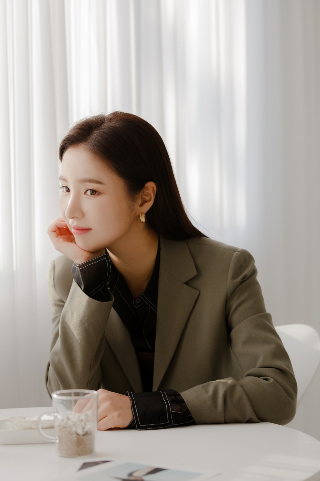 Actor Shin Se-kyung, 29, mentioned the warm-hearted scene with the leading actors in Newcomer Rookie Historian Goo Hae-ryung.Shin Se-kyung recently interviewed MBC drama New Entrepreneur Rookie Historian Goo Hae-ryung (hereinafter referred to as Rookie Historian Goo Hae-ryung) at a cafe in Nonhyeon-dong, Gangnam-gu, Seoul.Rookie Historian Goo Hae-ryung is the first problematic Ada Lovelace () Rookie Historian Goo Hae-ryung of Joseon and the Phil full romance annals of the anti-war Mother Solo Prince Irim.Shin Se-kyung took on the role of Chosuns first Ada Lovelace Rookie Historian Goo Hae-ryung.Rookie Historian Goo Hae-ryung is a person who tells him the world outside the palace by recording his 24 oclock in close proximity to the Daewon Daegun Irim (Cha Eun-woo).Shin Se-kyung first met Cha Eun-woo in this work as a male and female protagonist.It was great fun and the energy (Cha Eun-woo) had was bright and positive, said Cha Eun-woo, with his performance with Cha Eun-woo.I was shooting together for about six months and it was hot and exhausting, but it was like a lot of schedule and hard work, but it was a lot of good influence. Lee Ji-hoon, who plays Rookie Historian Goo Hae-ryung Min Woo-won, met again in the historical drama since Kwon Ryong I Narsa in 2015.Shin Se-kyung said, I felt how great an actor I was when I saw Lee Ji-hoons true value at this scene.There were so many moments of concentration that I felt I should follow, and it was a good stimulus. It was interesting to be able to show Kimi as an advanced and junior.It was good not only for melodrama, but also for the strong chemistry of seniors and juniors, he said.The Ada Lovelace 4th Man chemistry of Song Sa-hee (Park Ji-hyun), Oh Eun-im (Lee Ye-rim) and Hearan (Jang Yu-bin) along with Rookie Historian Goo Hae-ryung was another fun of the play.Shin Se-kyung said, We were so breathing together, each of us had a different characters disposition, so we thought we should make good use of each others scenes.I tried to do a good reaction even if it was a small figure. In the second half, I did not have to discuss it.Especially, there were many characters in the space itself, and I tried to take out the characters and read a lot of reading work. It is one of the spaces that I am so satisfied and caring about. 