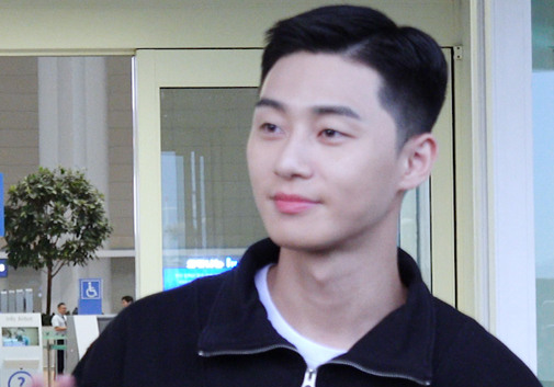 Actor Park Seo-joon left for Manila, Philippines through Incheon International Airport on the morning of the 27th.Park Seo-joons Departure