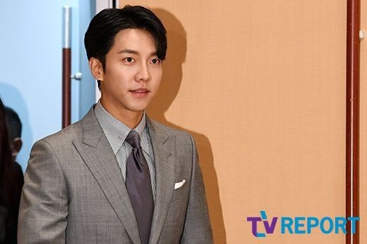 Singer and Actor Lee Seung-gis agency has hinted at a legal response to the flammer.On the afternoon of the 27th, Lee Seung-gis agency HOOK ENTERTAINMENT said through the official SNS that the act of Indiscrete Flaming and Flamer against Lee Seung-gi, the artist of the company, has reached a level that can not be tolerated anymore. ...Ry, the flaming and flammers already collected, has been transferred to law firm on the 26th for the complaint.HookEnter said, We have filed more than 100 complaints against this law firm in 2016, and many of them have been Fined, he said.Lee Seung-gi also reiterated that if there is any malicious slander, such as false information, insults, and defamation, that will continue to be followed by legal action through monitoring, it will be punished according to the law without any consultation or prior action.HOOK ENTERTAINMENTHOOK ENTERTAINMENT.We believe that the actions of the Indiscrete Flaming and Flamer against Lee Seung-gi, their artist, have reached an unforgivable level.Despite the fact that it is already scheduled to be punished if this act continues on July 16, 2019, it is still hurting not only the artist himself but also his agency and fans with the Indiscrete Flaming.In order to protect our artist, we will proceed with legal action through law firm Apro (APRO).Ry, a self-described group of Flaming and flammers already collected, has been transferred to law firm Apro (APRO) on September 26, 2019 for the complaint.We filed over 100 complaints against law firm Apro (APRO) and those who spread malicious rumors about The Artist in July 2016, and there were many rumors that were financed from 500,000 won to less than 1 million won. All of them appealed for goodwill, but they proceeded as punishment without any goodwill.In addition to the accusations based on the Ry, we will continue to respond to legal action if malicious slander, such as false information, insults, and defamation, is found to be directed at our artist through continuous monitoring of the flamers.As mentioned earlier, I will once again inform you that all of these acts will be punished under the law without any consultation or prior consultation.Thank you.