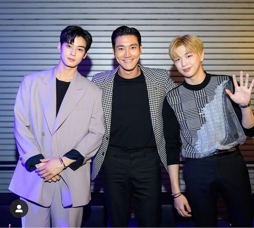 Super Junior Choi Siwon and Cha Eun-woo and Kang Daniel met.Choi Siwon posted a picture on his Instagram on the 27th with an explanation that I enjoyed it with the new friends.Choi Siwon in the public photo is posing with Cha Eun-woo and Kang Daniel standing side by side facing the camera.The meeting of a junior in the colorful music industry is drawing attention.In particular, TVXQ Changmin made a comment on this photo that I have a huge friend and made people laugh.Meanwhile, Super Junior, which Choi Siwon belongs to, will release the songs of the regular 9th album Time_Slip on October 14th.Also, a solo concert Super Junior World Tour - Super Show 8 will be held.