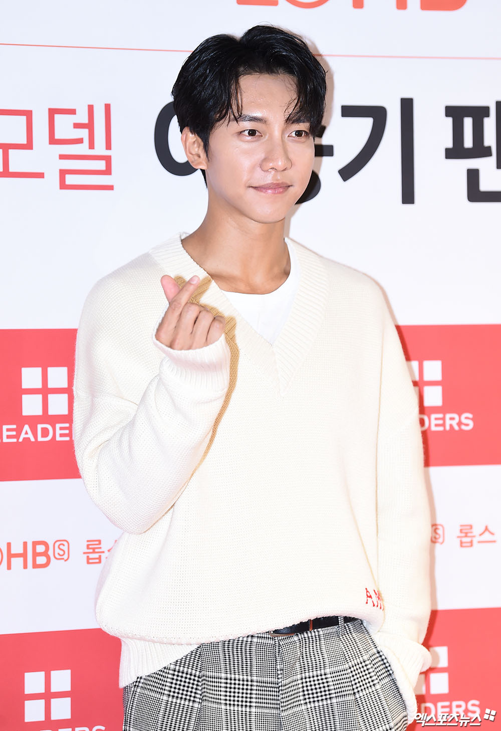 Actor Lee Seung-gi poses at a fan signing event of a more cosmetic brand held at the Itaewon Lops store in Seoul Yongsan District on the afternoon of the 26th.