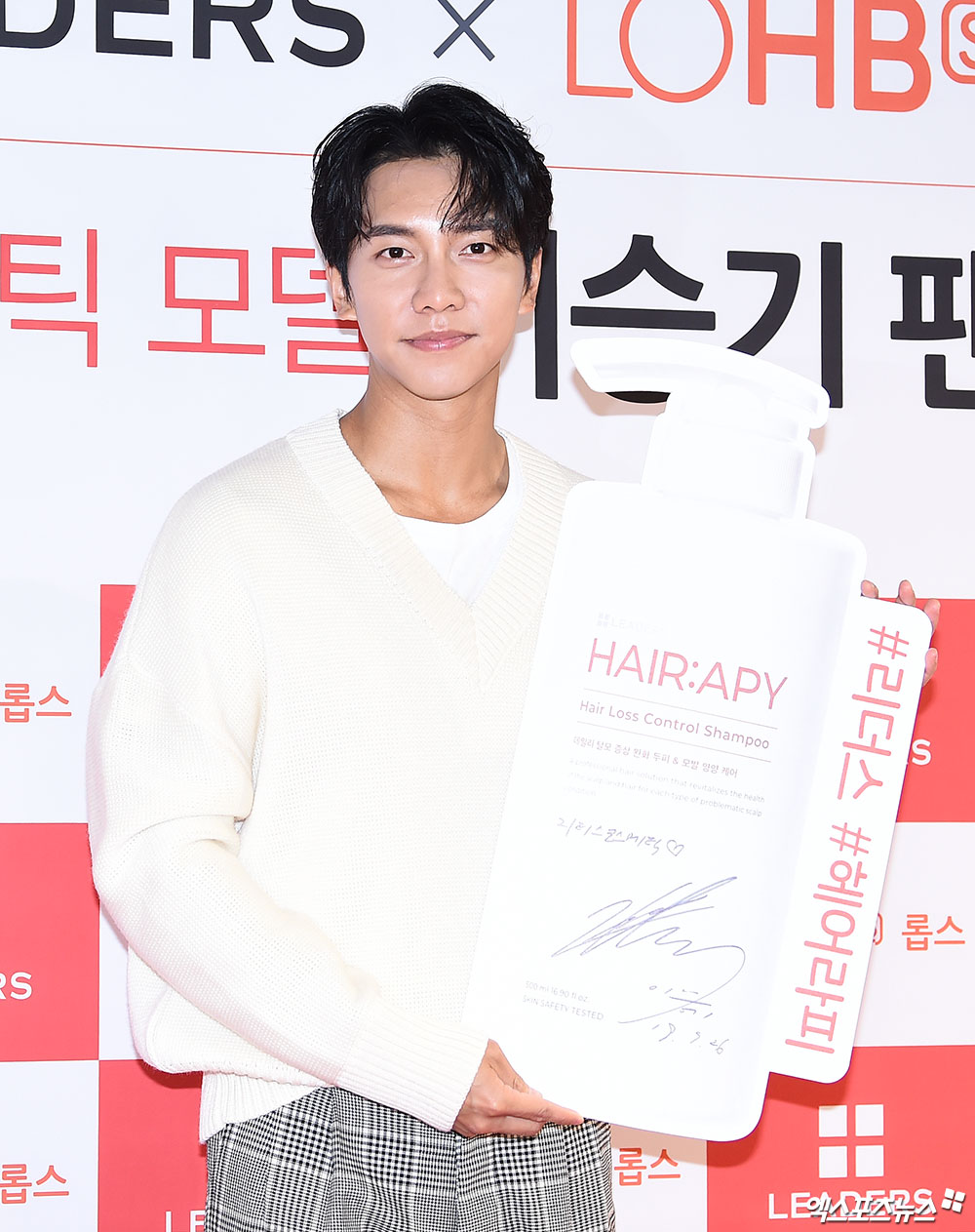 Actor Lee Seung-gi poses at a fan signing event of a more cosmetic brand held at the Itaewon Lops store in Seoul Yongsan District on the afternoon of the 26th.The Stone of My Boyfriends Look.Sonhart is the basic.I-contacts with heartbeats.Skin handsome.