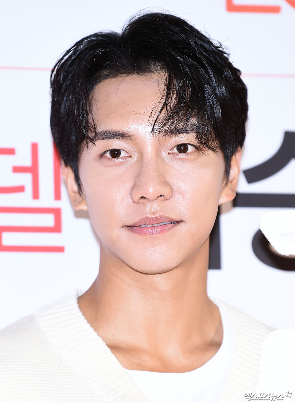 Actor Lee Seung-gi poses at a fan signing event of a more cosmetic brand held at the Itaewon Lops store in Seoul Yongsan District on the afternoon of the 26th.The Stone of My Boyfriends Look.Sonhart is the basic.I-contacts with heartbeats.Skin handsome.