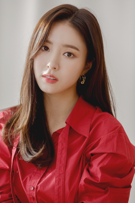 After interview 1, Shin Se-kyung struggled to play the title role in the MBC drama Na Hae-ryungThe regret of the audience rating of 4 ~ 6% was left behind and showed great affection for the work and role.I dont know the standard of the ratings, because the times have changed so much and the methods have become more diverse without simply watching the drama in front of the TV.From the beginning, this work started with the expectation of other aspects, leaving success or failure, so there is no dissatisfaction with the audience rating.Not that other works did, but I think that the new employee, Na Hae-ryung, is harmless because there is no forced conflict between characters and no character takes a violent attitude.I kept that feeling at the end of the first script and tried to finish it.The title roll of Shin Se-kyung, Na Hae-ryung, was a character who went on to become a self-serving figure with a new desire to be a wife instead of accepting the fate he was given.She is a strong woman who is only a good idea but can say injustice as injustice.I was glad to do something that didnt go against the value, and I dont know if I can make the choice as I realized.I am not sure that the actor can do this and can do that, but I hope to meet this work in the future.I do not know if I can do it, but if it is a work that meets the values ​​but can be fun and give great joy to people, it would be better. I have explored the job of the officer as much as I painted the story of the first lady of the Joseon Dynasty.Ive been studying and exploring it for the first time since I didnt deal with the officer in depth in other historical dramas, and the job as a cadet was interesting and wonderful.Its not really cool because its really very elite, but its cool, calm, cold concrete in any situation, and he says he didnt like the officer.I shot and fell, but the first word I said was Do not let the doctor know, but he wrote it down.It was the first time I knew they were stubborn and hard-working people and I learned to do the job of a sergeant with pride.He started out as a romance annals of Na Hae-ryung, who is interested in the world, rather than living as a decent Gyusu, and Yi-rim, Daewon Daegun, who secretly worked as a love novelist in Joseon.But romance wasnt the only focus, and it was the secret of Irims birth, the truth about her work and her death.This drama didnt just represent one aspect, and I expected it to be a story of different stories when I read it.I didnt think it was my right to judge what story would be about, and I embraced and carried out such aspects and people around me, and I was satisfied and precious.It is important that Na Hae-ryung achieve his achievements as a cadet, but the growth of the person can be drawn enough in the process of loving.I could see the growth of other characters as well as the old Na Hae-ryungHe was also satisfied with his breathing with Cha Eun-woo, who played the opposite role.It was fun. I actually thought the synchro rate between Cha Eun-woo and Character was high.I wanted to express the aspect that I did not ask when I lived in the green house for 20 years, and I was able to break down and act with my own character while breathing together.It was so natural and qualified for the character that I was naturally natural to react well. In the early days, Cha Eun-woo had an awkward tone and expression that caused controversy over his ability to act, and after that he had improved little by little and was able to melt into the drama without difficulty.Shin Se-kyung also revealed his belief in Cha Eun-woo.I was busy shooting at the time, so I didnt really review and talk about it, and I talked about the direction that was going forward, he said.I never talked about that, but I was sure of my own character until the middle and late, so I could trust it on the spot.I knew a long time later (there was a controversy about the ability to act), but I never had that concern working with him, and I believed in it the same way from the beginning. (Continuing on Interview 3)Photo: Tree Ectus