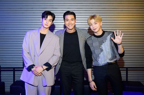 Group Super Junior Choi Siwon has unveiled an appearance with Astro Cha Eun-woo and Kang Daniel.Choi Siwon posted a photo on his SNS on the 27th, saying, I have enjoyed it with Friend. And new friends.The photo shows Choi Siwon, Cha Eun-woo and Kang Daniel who visited a famous brand event.Idol senior Choi Siwon posed with his juniors in a polished visual and physical, with the stunning proportion of Cha Eun-woo also notable.Meanwhile, Super Junior will hold a solo concert SUPER JUNIOR WORLD TOUR – SUPER SHOW 8 (Super Junior World Tour – Super Show 8) at the Seoul Olympic Park KSPODOME (Gymnastics Stadium) from October 12-13, and meet with fans on the 14th, followed by the regular 9th album Time_Slip We release it and come back in full.Photo: Choi Siwon Twitter