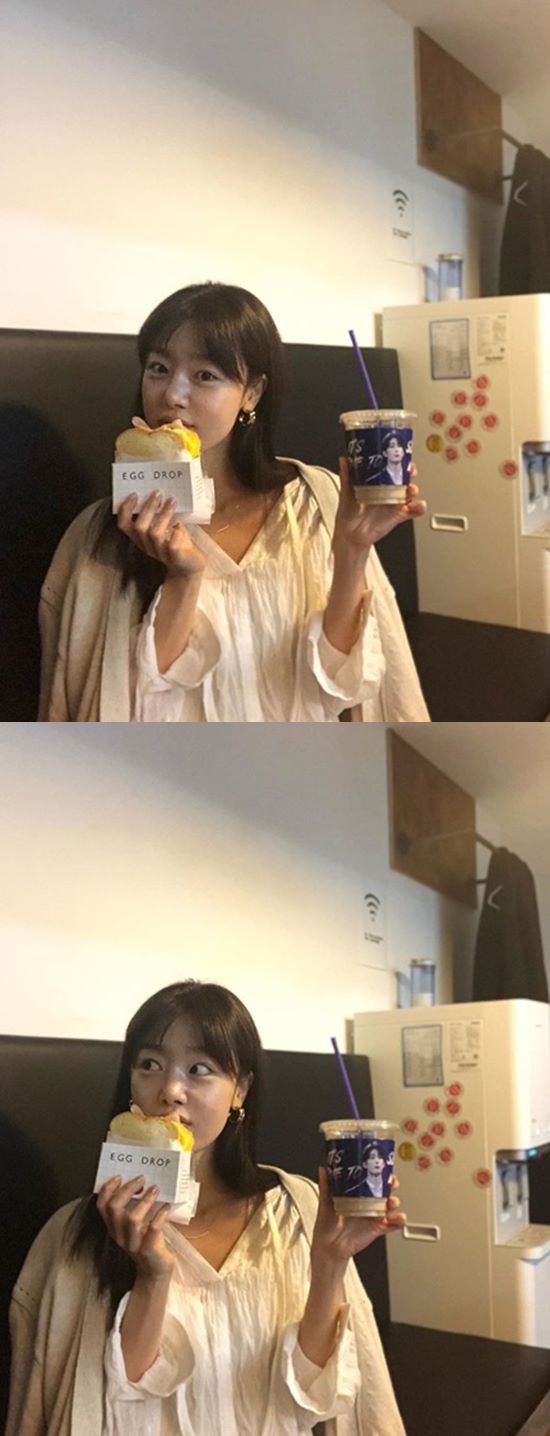 Actor Han Sun-hwa has reported on his recent situation.Han Sun-hwa posted a picture on his Instagram account on the 27th with an article entitled As soon as I came to shoot, I met my brother from the morning wind.In the open photo, Han Sun-hwa holds toast and coffee; the coffee holder held by Han Sun-hwa shows his younger brother, group X1 leader Han Seung-woo.The warm-hearted brother and sister are eye-catching.Meanwhile, Han Sun-hwa appeared in the OCN drama Save Me 2, which last June.Photo: Han Sun-hwa Instagram