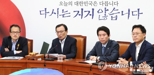 최고위원회의에서 발언하는 이해찬 (서울=연합뉴스) 김주형 기자 = 더불어민주당 이해찬 대표(왼쪽 두번째)가 27일 오전 국회에서 열린 최고위원회의에서 발언하고 있다. 2019.9.27 kjhpress@yna.co.kr