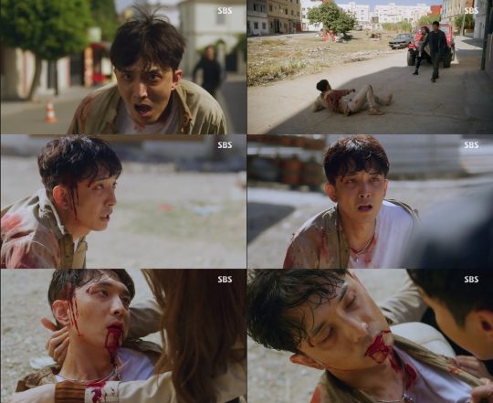 Actor Yun bamboo caught Identity on Lee Seung-gi and Bae Suzy on SBSs Golden Earth Drama Vagabond, which aired on the 27th.On the day of the Vagabond, it was revealed that Yun bamboo, who was the helper of Lee Seung-gi and Harry, was the Spy of the terrorists who were digging their information from the nearest place.Hosik was suddenly shot while traveling in a car with Dalgan and was taken to the hospital, and at the same time Harry knew that the person who had invaded his quarters and threatened his life was a good idea.When Harry informed Dalgan that Hosik was Spy, Hosik fled desperately out of the hospital, wounded, and after a breathtaking chase, Hosik, who had no more place to go, said, Dont come.You know what this is? If you chew it, I will die instantly. Harry said he should not die like this, but Hosik stared at the sniper gun on the rooftop across the street and said, There is no other way to protect my wife and daughter.The fallen stare was killed, warning Harry, Do not do anything, they are scary people.On the day of the broadcast, Yun bamboo caught the attention of viewers by realizing the breathtaking chase scene after seeing the identity of Spy hidden behind the embassy staff.In the last minute before his death, he also expressed his presence by expressing the wide emotional line of the character flexibly, worrying about his wife and daughter and tearing.
