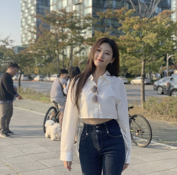 Kim Sae-ron has been showing off his Luxury sidelines and has been on the latest.Actor Kim Sae-ron posted several photos on his SNS on the 28th with an article entitled autumn.In the photo Kim Sae-ron is looking sideways, with a sharp nose, and in the ensuing photo she boasts a slender waistline in a white crop shirt and jeans.On the other hand, Kim Sae-ron appeared in the popular web drama Love Playlist Season 4 as Seo Ji-min and collected topics.Photo: Kim Sae-ron personal SNS
