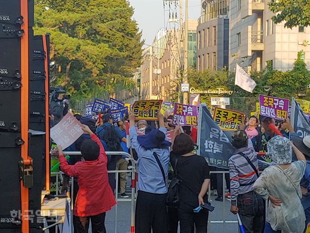 [저작권 한국일보] 28일 오후 서울중앙지검 앞 도로에서 보수 성향 단체 자유연대가 주최한 조국 법무부 장관 사퇴 촉구 집회 참가자들이 '조국 구속' '문재인 퇴출' 등 문구가 적힌 손팻말을 들고 구호를 외치고 있다. 경찰 통제선 건너편으로는 범국민 시민연대가 주최하는 제7차 검찰 개혁 촛불 문화제에 참석한 시민들이 집회 장소로 이동하며 '조국 수호' 등 문구가 적힌 손팻말을 들고 있다. 정준기 기자