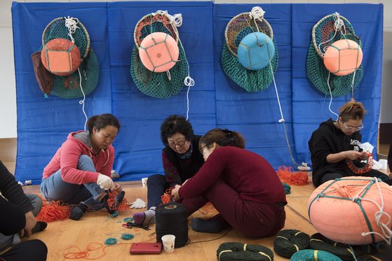 유용예 작가는 가파도 해녀 생활상을 공유하기 위해 태왁과 망사리를 만드는 워크샵을 진행하고 있다. 워크샵에는 타지역 해녀들과 일반인들이 참여한다. [사진 유용예]