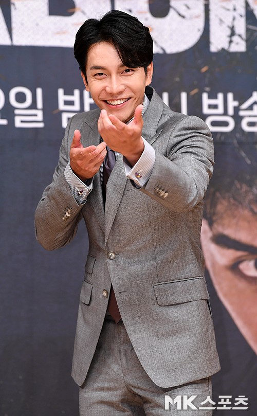 Singer and Actor Lee Seung-gi side have signalled a legal response to the flammer.On the afternoon of the 27th, HOOK ENTERTAINMENT, a subsidiary of Lee Seung-gi, said, We decided that the actions of the indiscriminate flaming and flammer against Lee Seung-gi, our artist, have reached an unforgivable level.Ry, the formerly compiled Flaming and Flamers, has been transferred to law firm on the 26th for the complaint, he said. In July 2016, there were a number of rumors that had been filed against those who spread malicious rumors about The Artist, and that many of them were Fined over 500,000 won and less than 1 million won. I appealed, but I did not take any action, and the law punished me.HOOK ENTERTAINMENT.We believe that the actions of the Indiscrete Flaming and Flamer against Lee Seung-gi, their artist, have reached an unforgivable level.Despite the fact that it is already scheduled to be punished if this act continues on July 16, 2019, it is still hurting not only the artist himself but also his agency and fans with the Indiscrete Flaming.In order to protect our artist, we will proceed with legal action through law firm Apro (APRO).Ry, a self-described group of Flaming and flammers already collected, has been transferred to law firm Apro (APRO) on September 26, 2019 for the complaint.We filed over 100 complaints against law firm Apro (APRO) and those who spread malicious rumors about The Artist in July 2016, and there were many rumors that were financed from 500,000 won to less than 1 million won. All of them appealed for goodwill, but they proceeded as punishment without any goodwill.In addition to the accusations based on the Ry, we will continue to respond to legal action if malicious slander, such as false information, insults, and defamation, is found to be directed at our artist through continuous monitoring of the flamers.As mentioned earlier, I will once again inform you that all of these acts will be punished under the law without any consultation or prior consultation.Thank you.