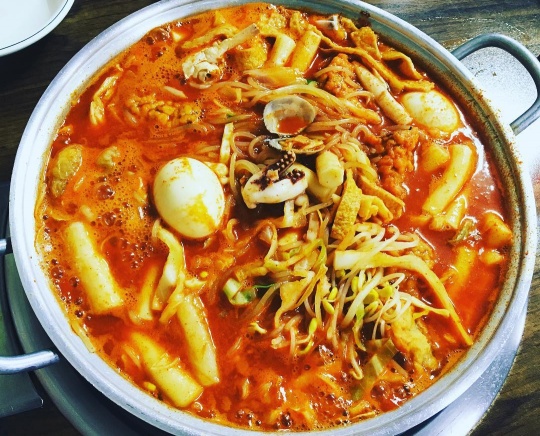 적당히 얼큰하고 개운한 맛이 일품인 동네 즉석 떡볶이. 소주 한 잔과 함께하면 제격이다. 아, 배고파진다.